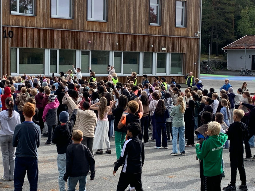 Foto: Elisabeth Amble Larsen en gruppe mennesker som står utenfor en bygning