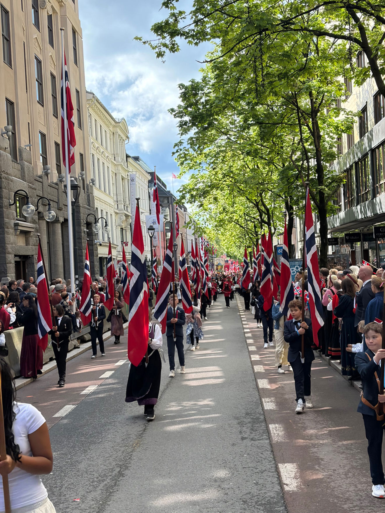 En parade med folk som marsjerer