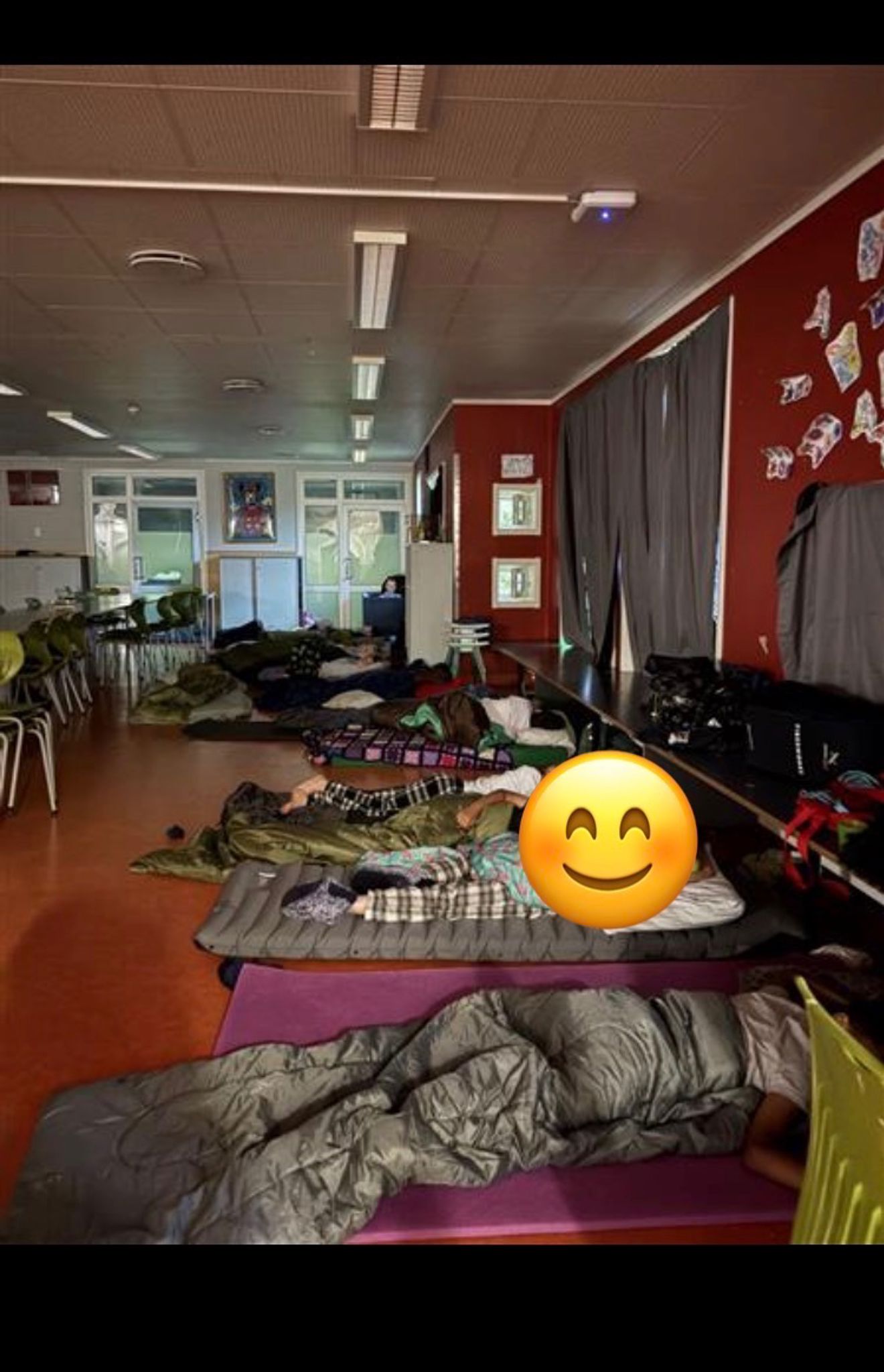 et soverom med seng og et gresskar på sengen