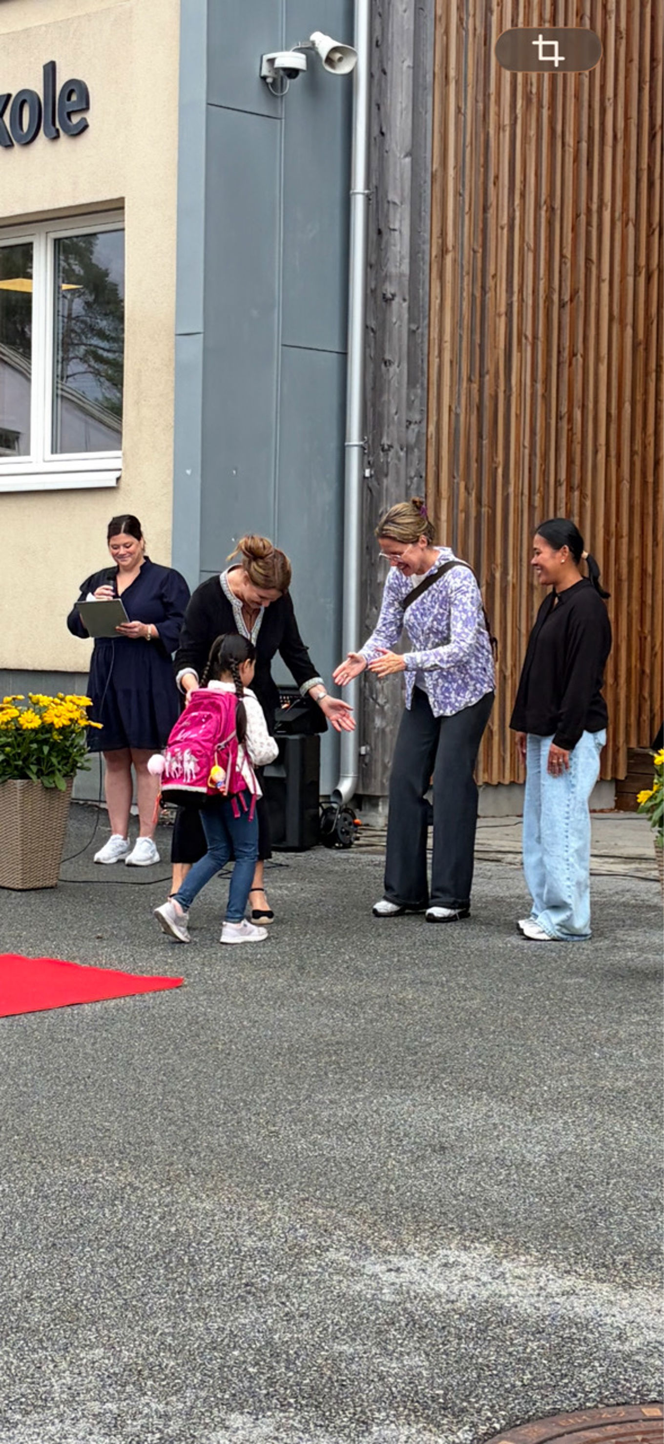 Foto: Elisabeth Amble Larsen en gruppe mennesker som står utenfor en bygning