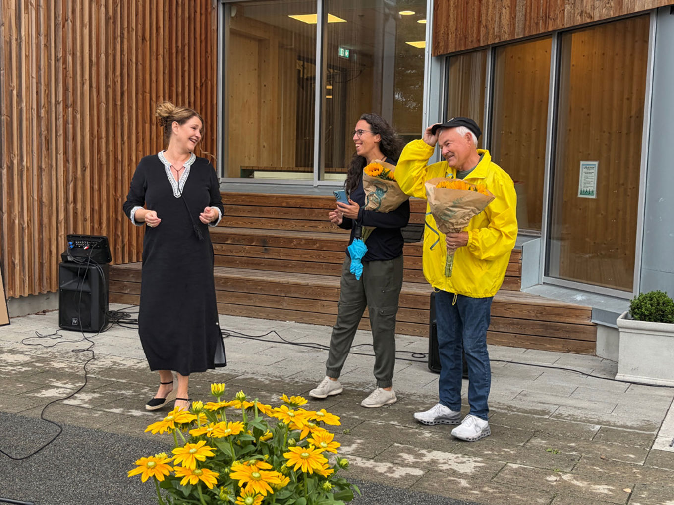 Foto: Elisabeth Amble Larsen en gruppe mennesker som står utenfor en bygning