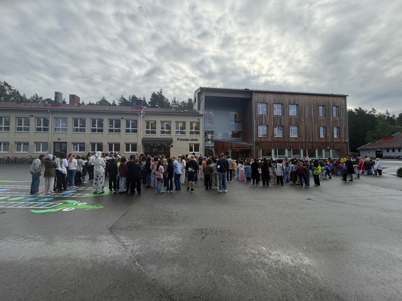 Foto: Elisabeth Amble Larsen en gruppe mennesker som står utenfor