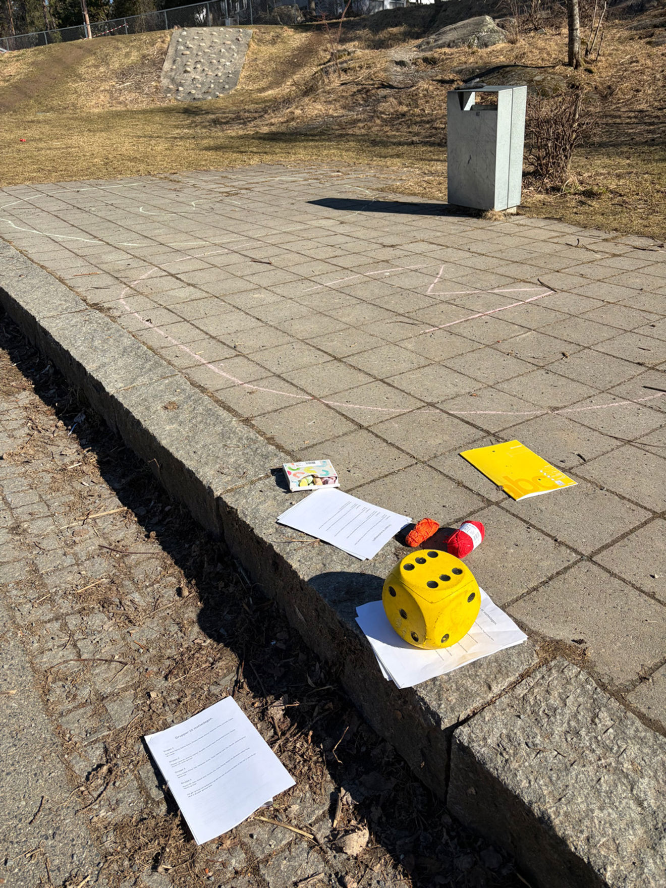 Foto: Elisabeth Amble Larsen en gul og rød leke på en mursteinsoverflate