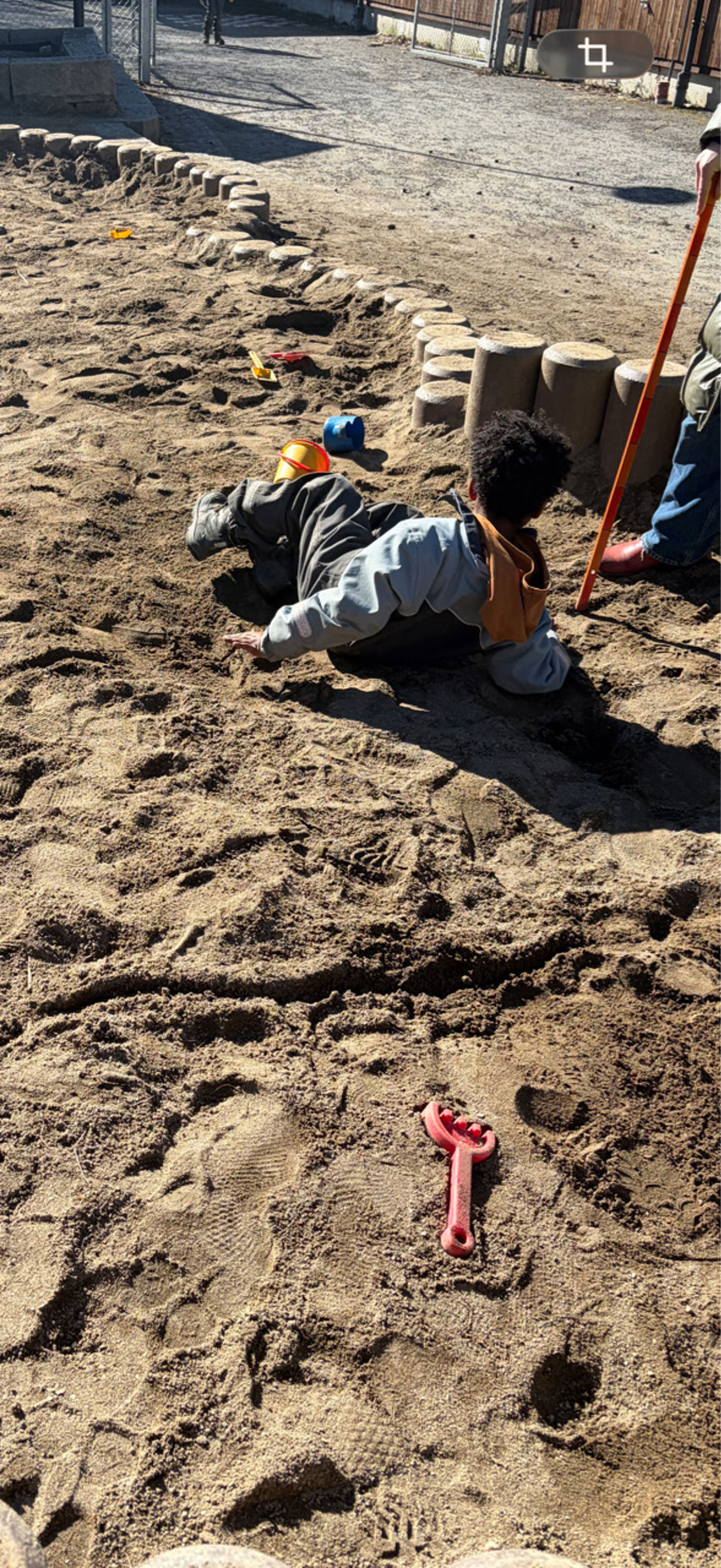 Foto: Elisabeth Amble Larsen Barn som hopper lengde