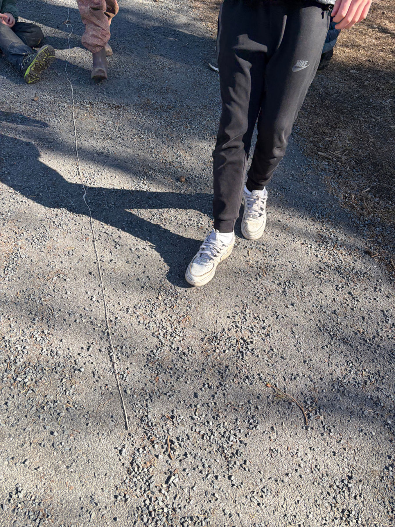 Foto: Elisabeth Amble Larsen Elever måler med tau hvor lang bakken er