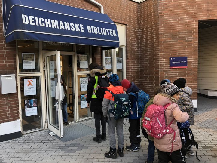 Elever utenfor Holmlia bibliotek
