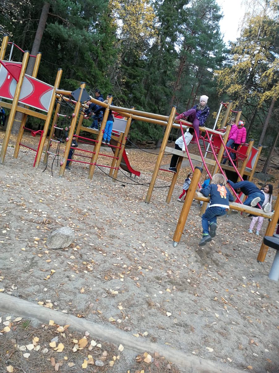 Stasjonslek i skolegården