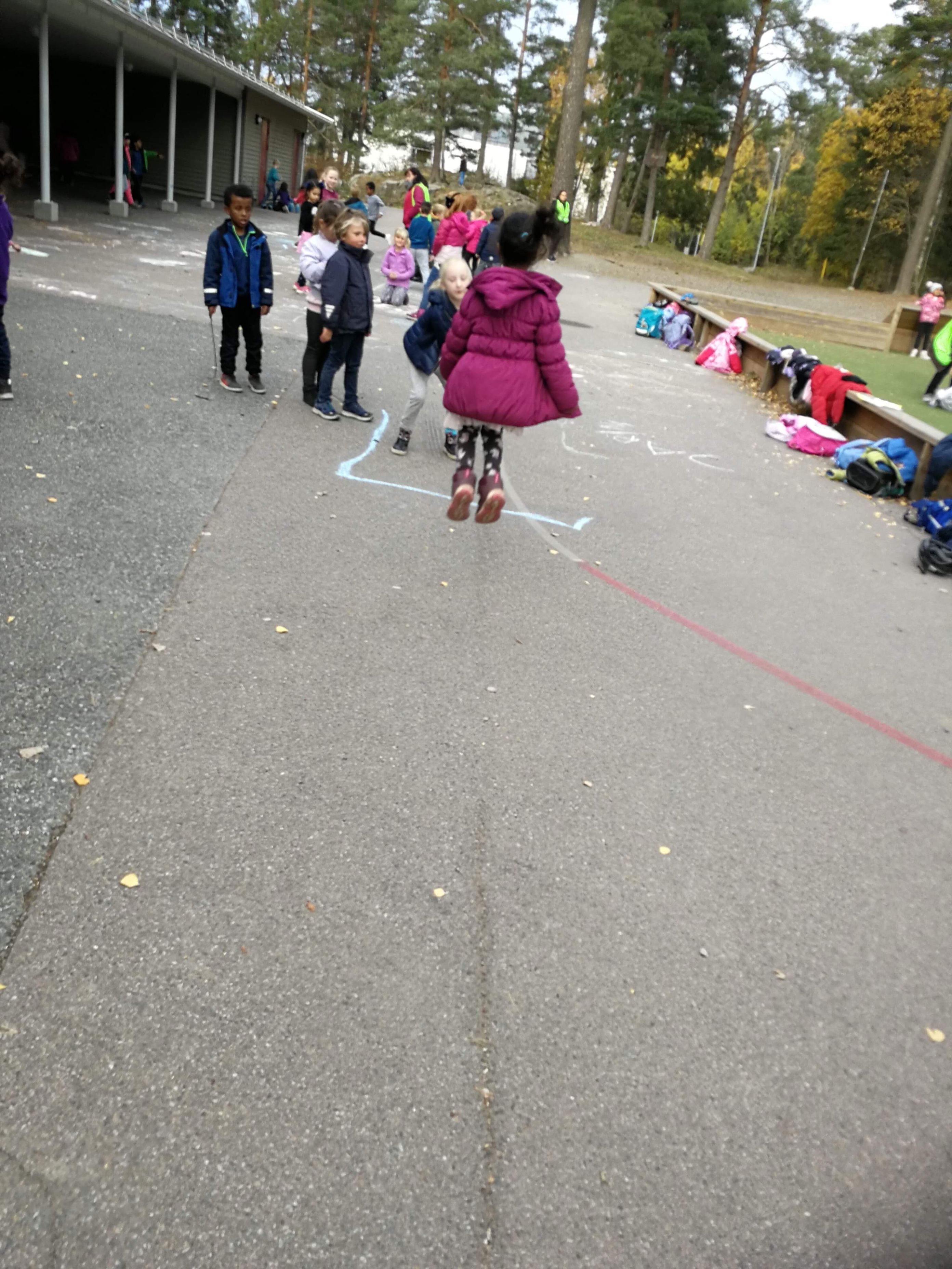 Stasjonslek i skolegården