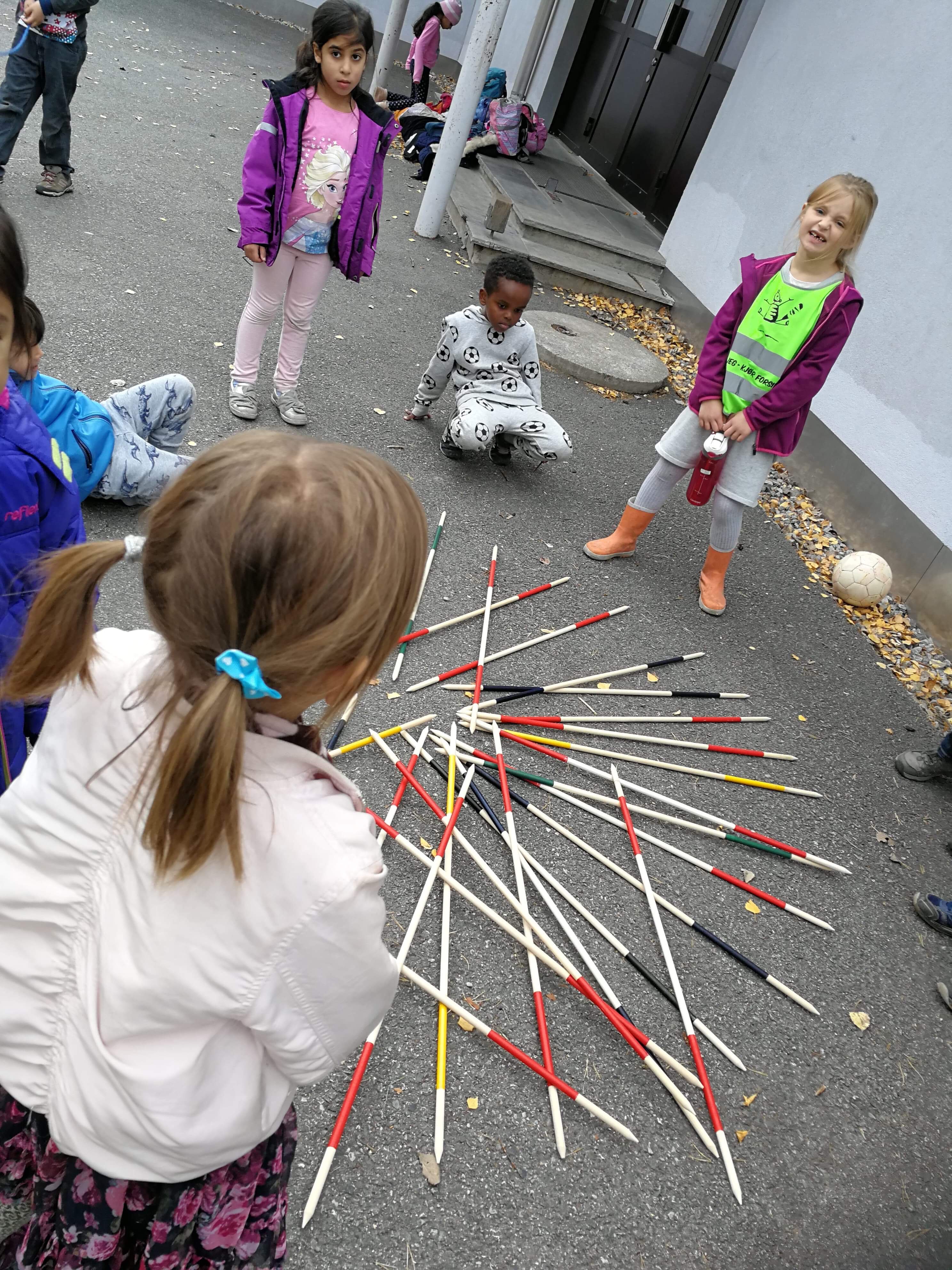 Stasjonslek i skolegården