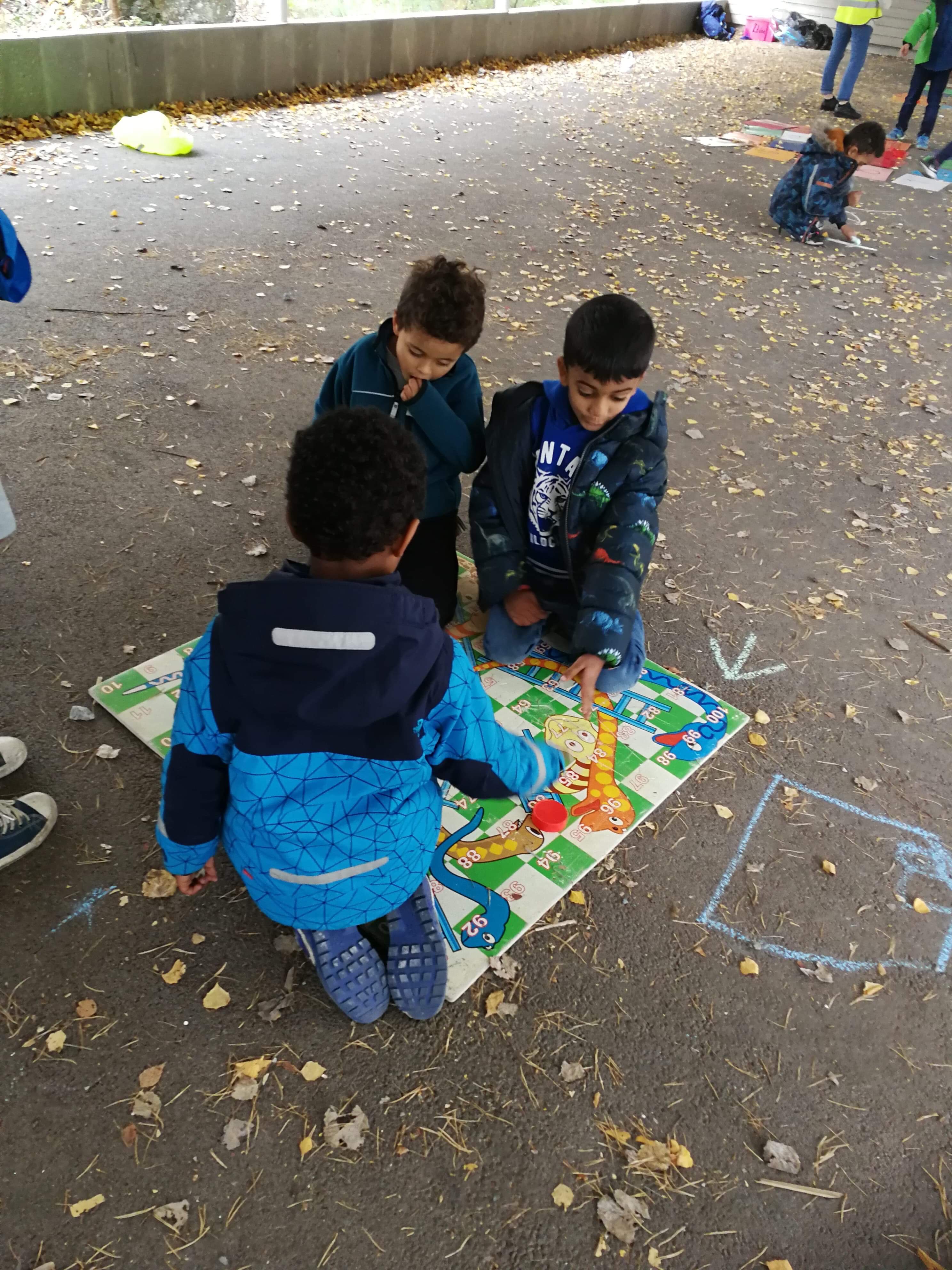 Stasjonslek i skolegården