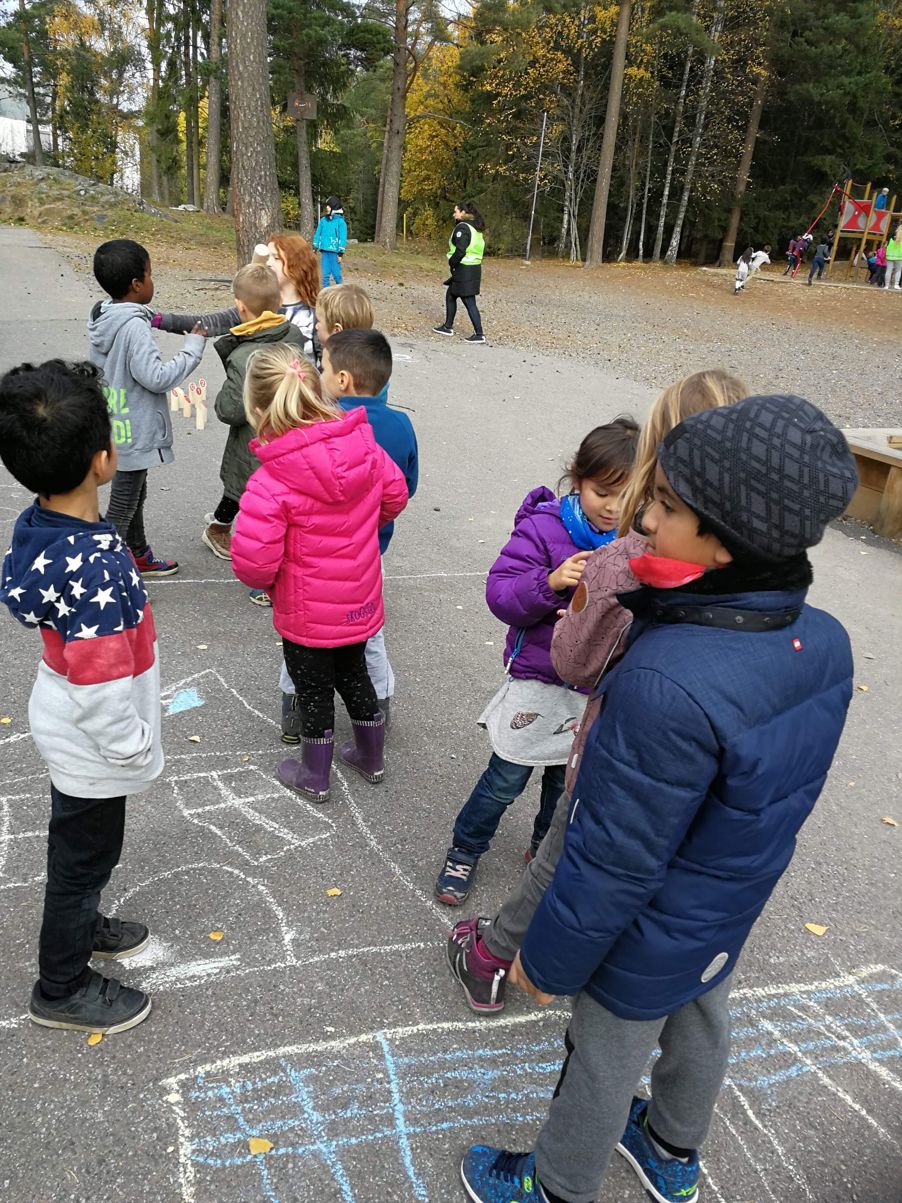 Stasjonslek i skolegården