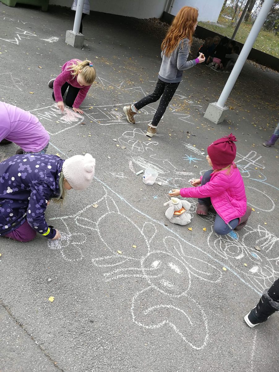 Stasjonslek i skolegården