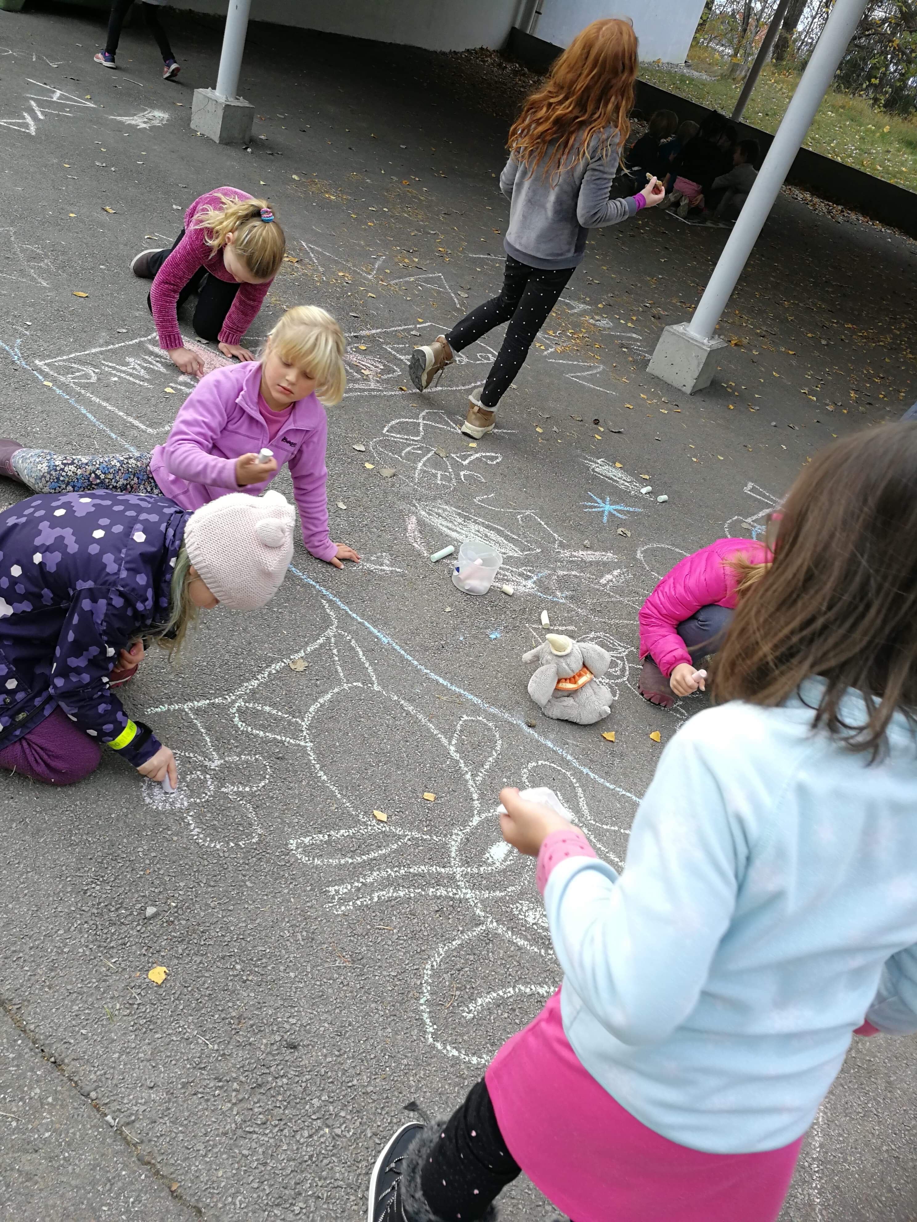 Stasjonslek i skolegården
