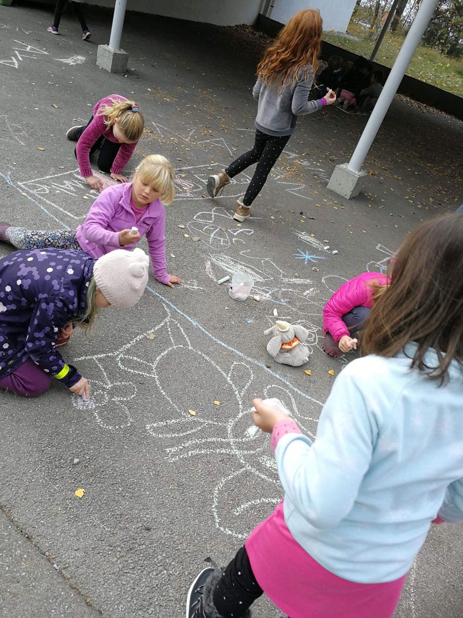 Stasjonslek i skolegården