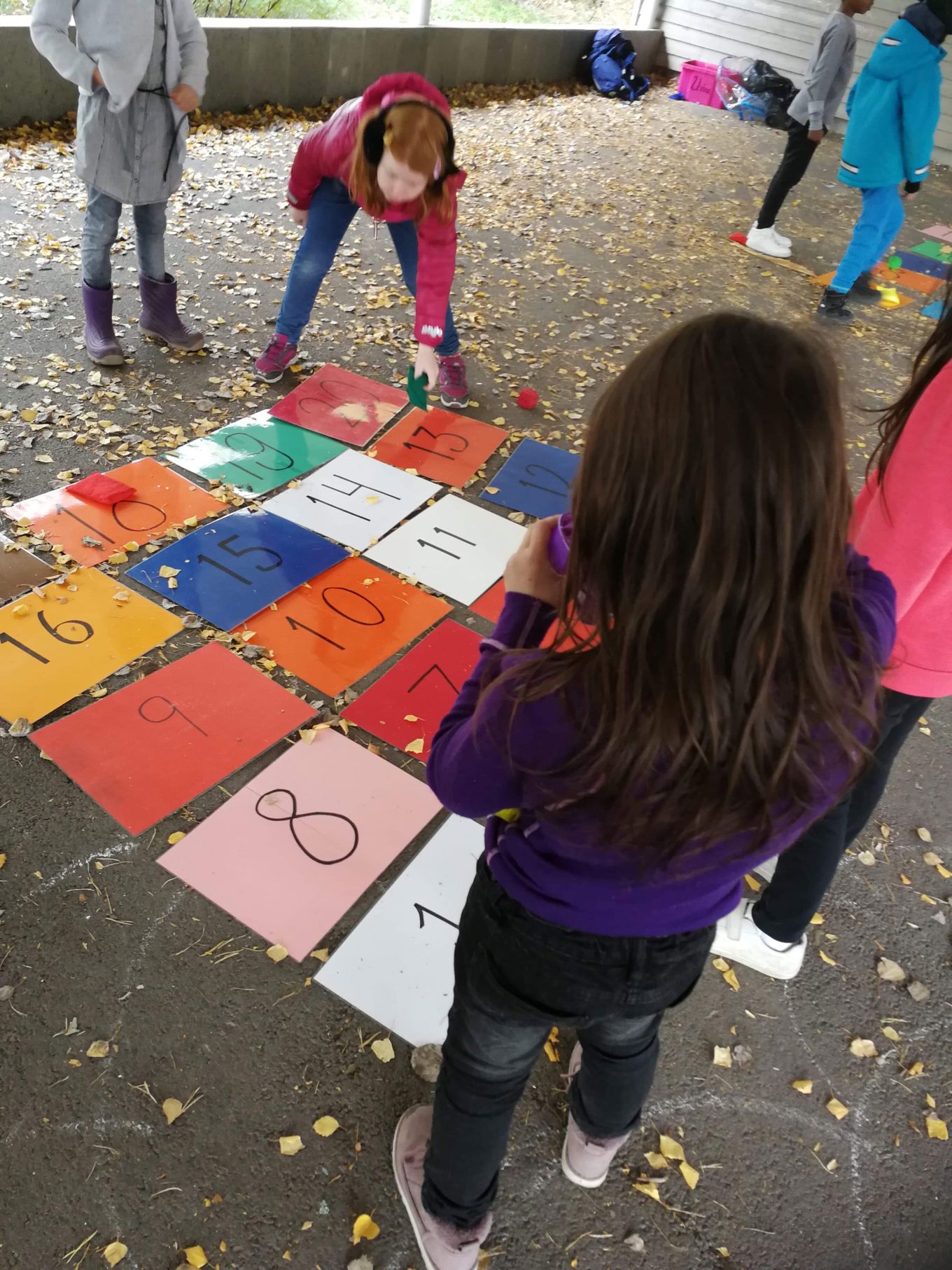 Stasjonslek i skolegården