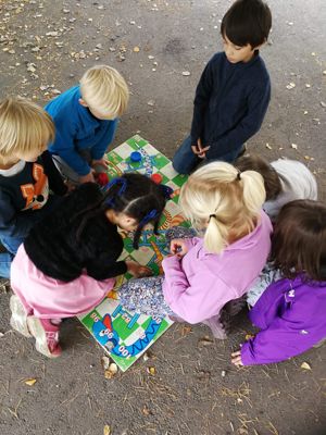 Stasjonslek i skolegården