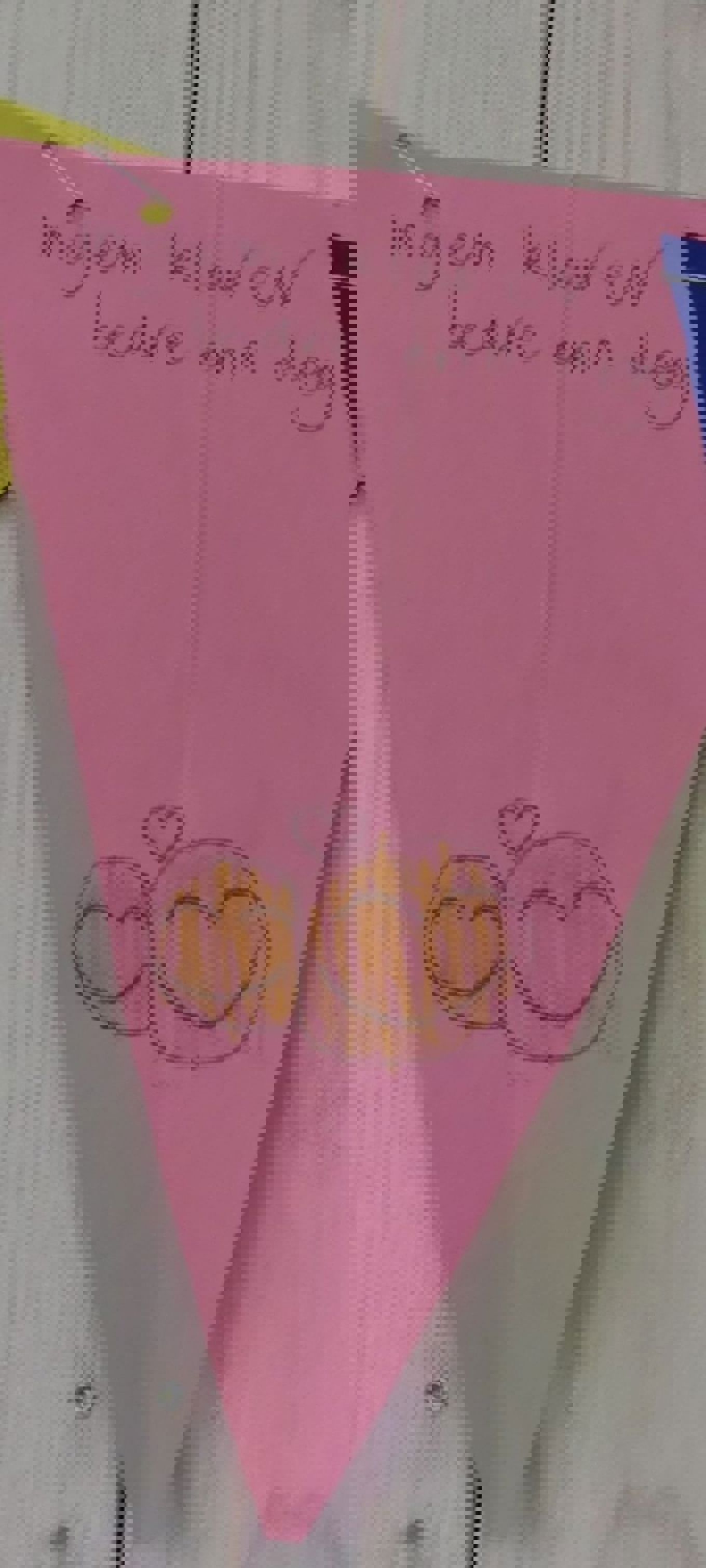 en rosa skjorte med tegning på