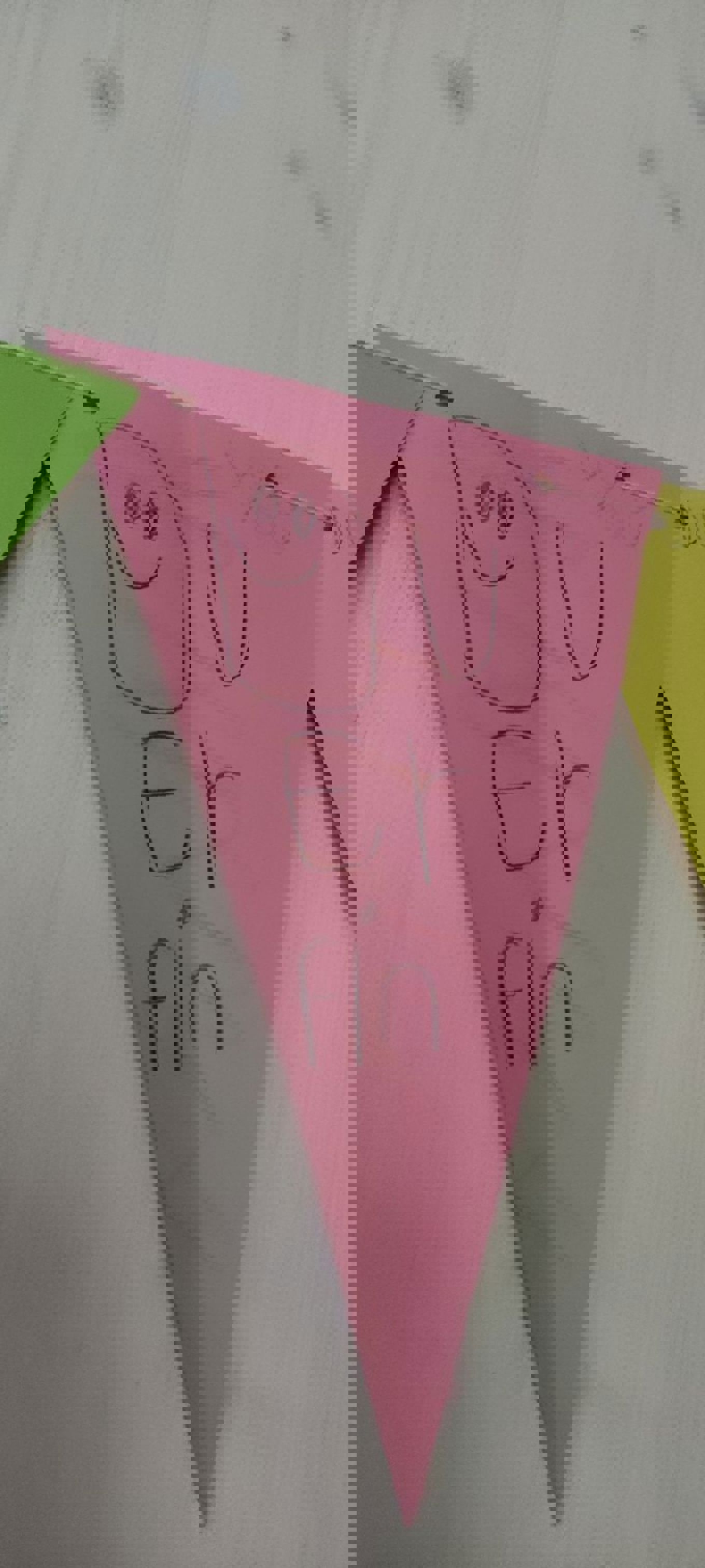 et stykke papir med skrift på den