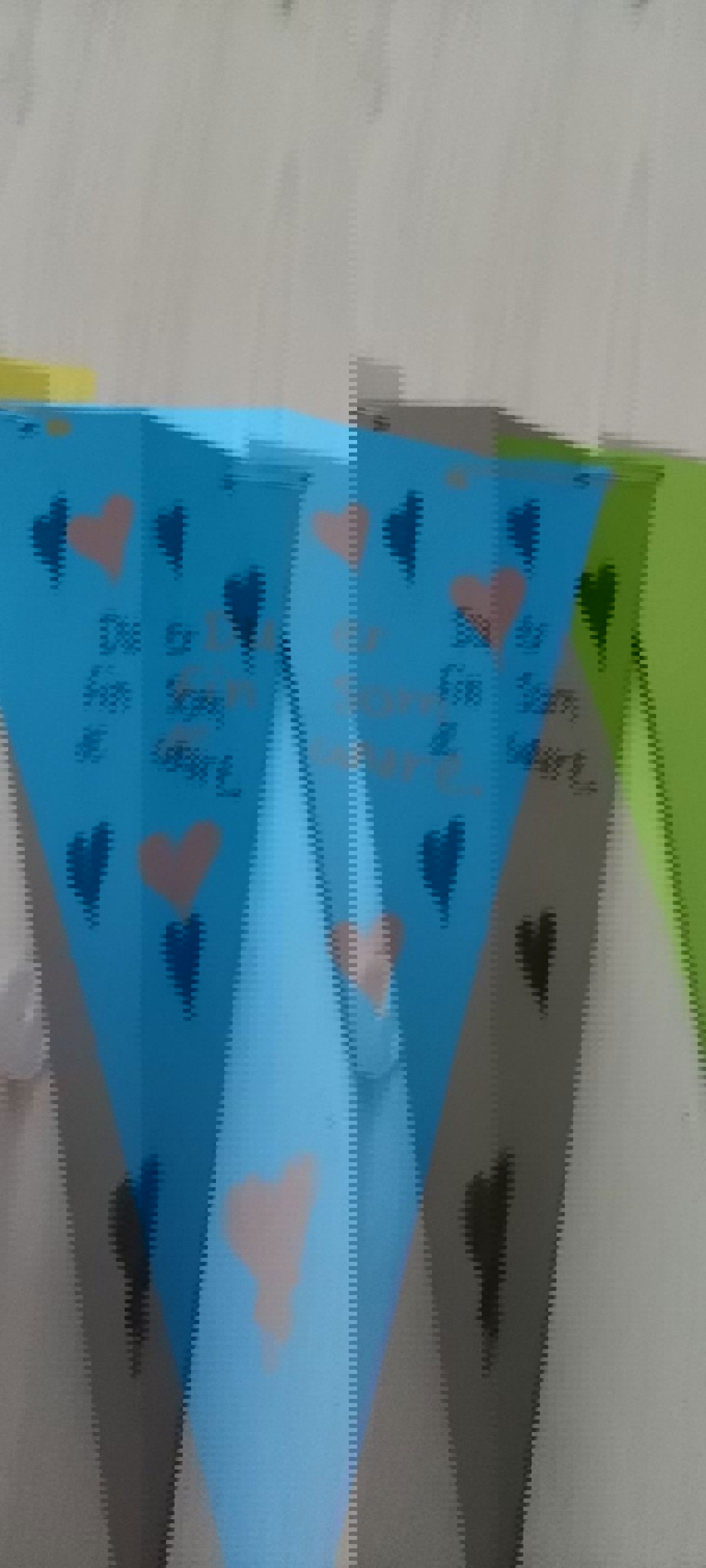 et blått stykke papir med svart tekst på