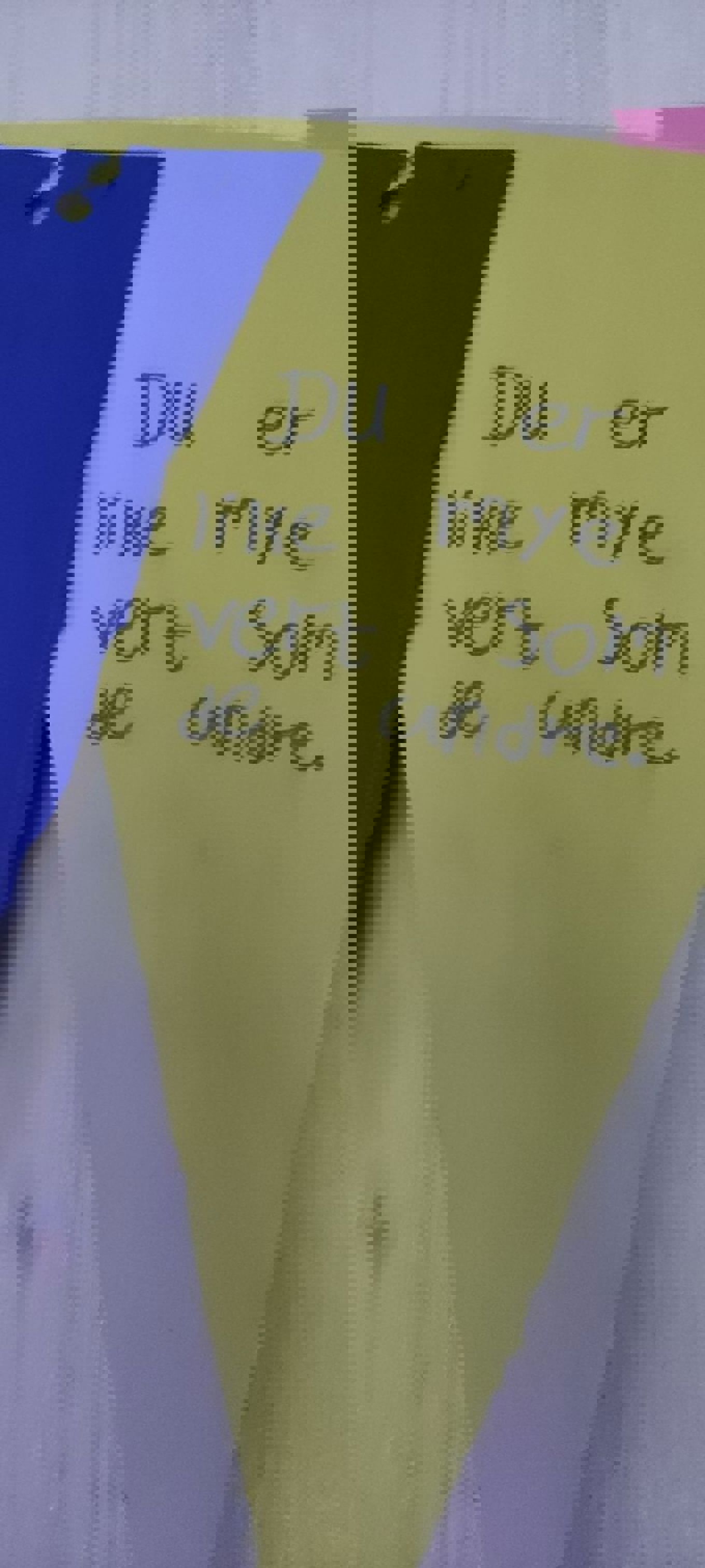 et gult papir med svart skrift på