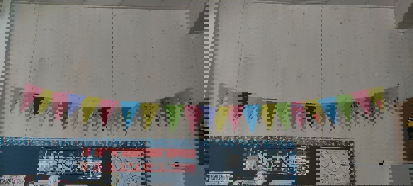 et skilt med fargerike flagg