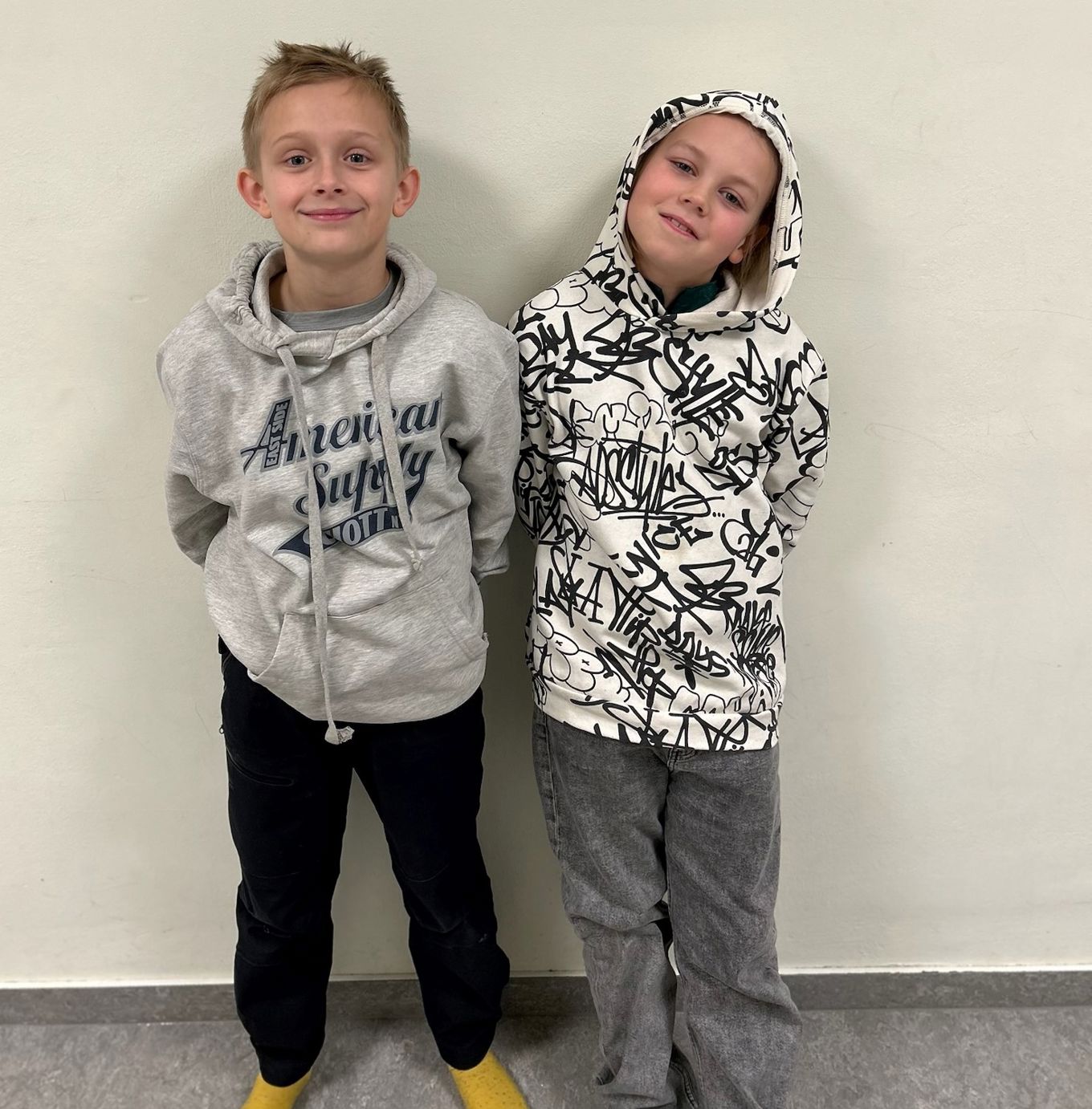 Foto: Elisabeth Larsen to barn som står ved siden av hverandre