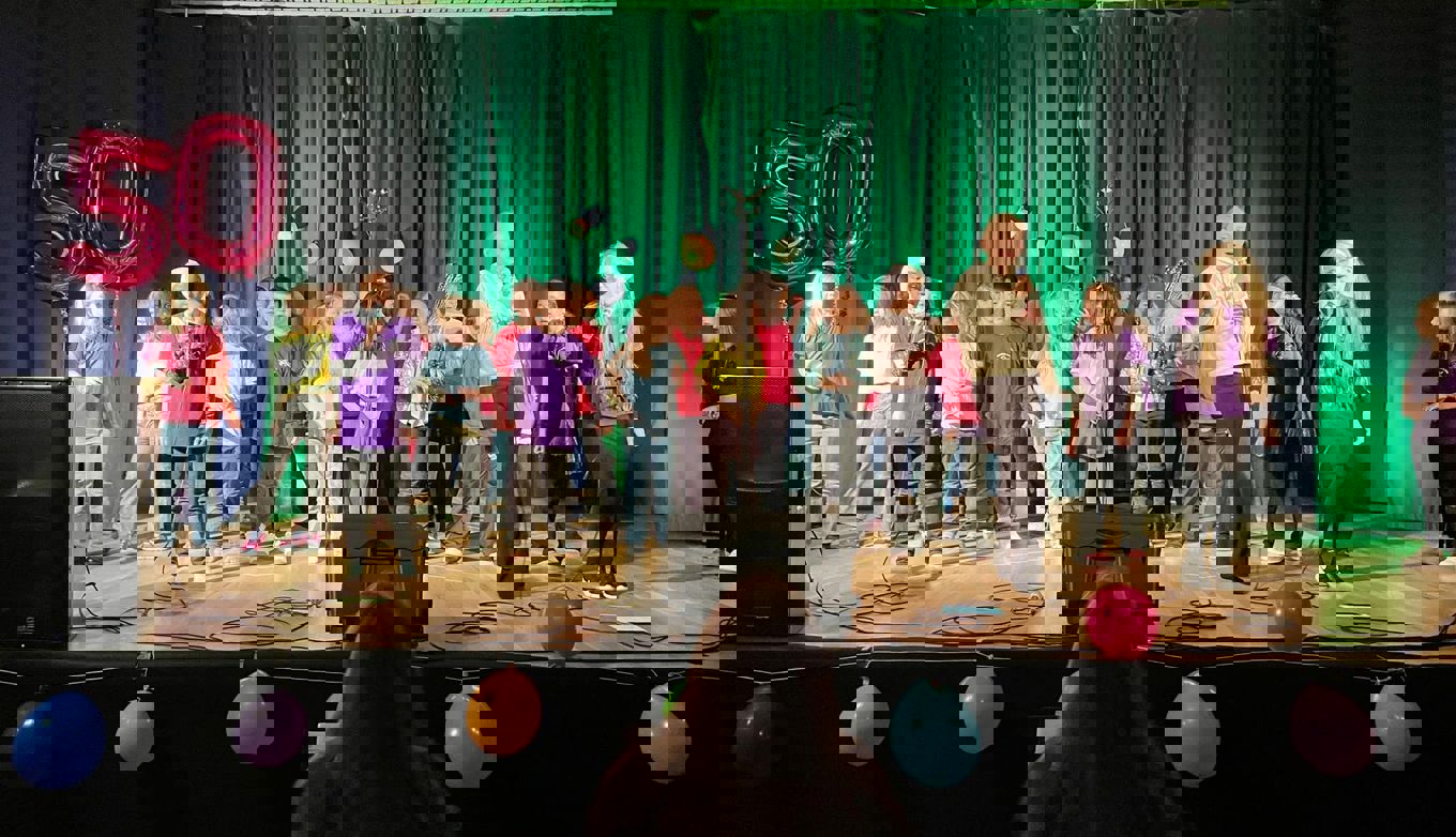 En gruppe barn på en scene