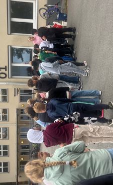 en gruppe mennesker som står utenfor en bygning