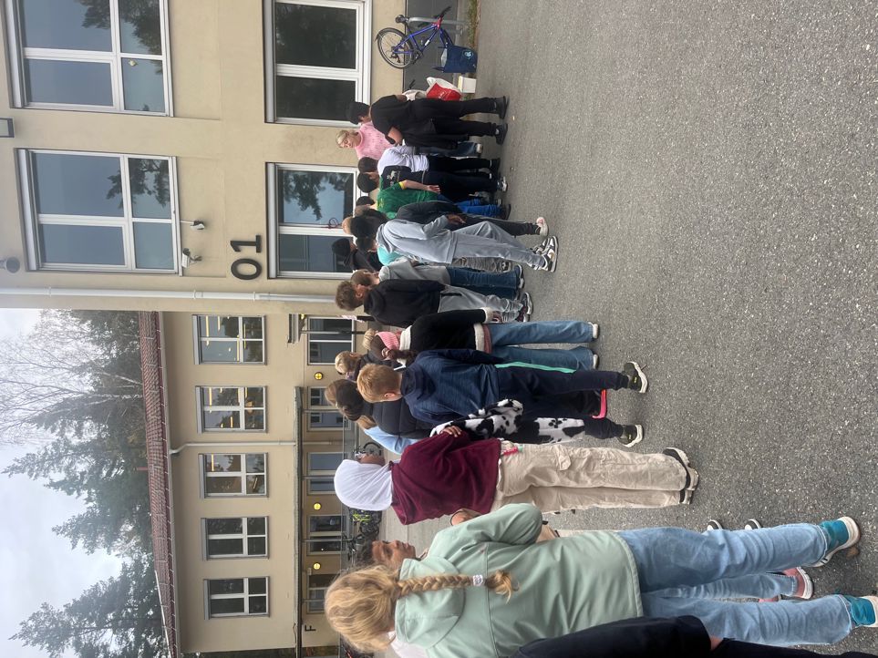 Foto: Anne Roland en gruppe mennesker som står utenfor en bygning