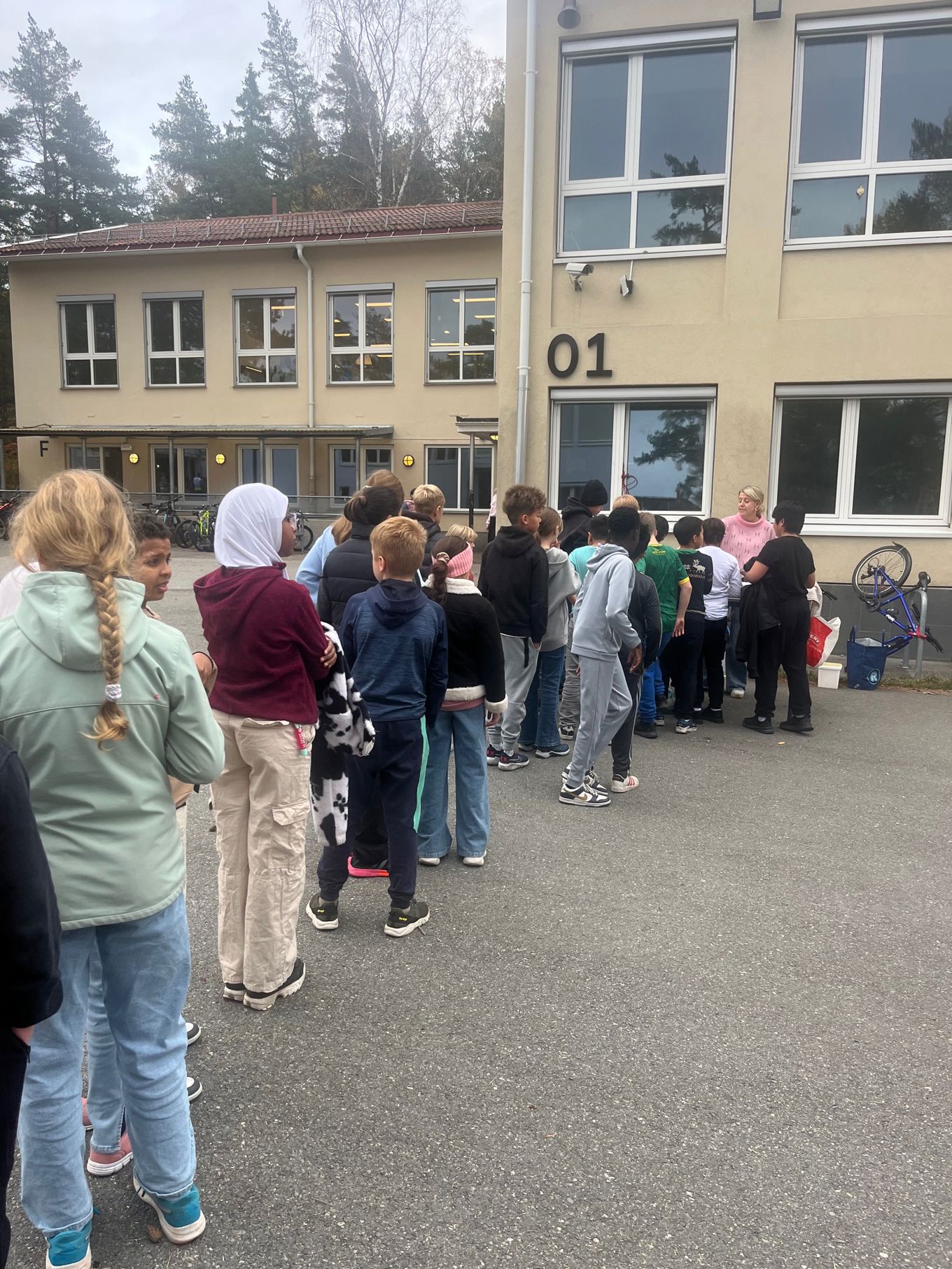 Foto: Anne Roland en gruppe mennesker som står utenfor en bygning
