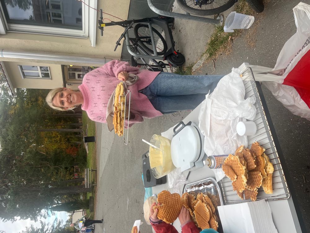 Foto: Anne Roland en person som holder en tallerken med mat