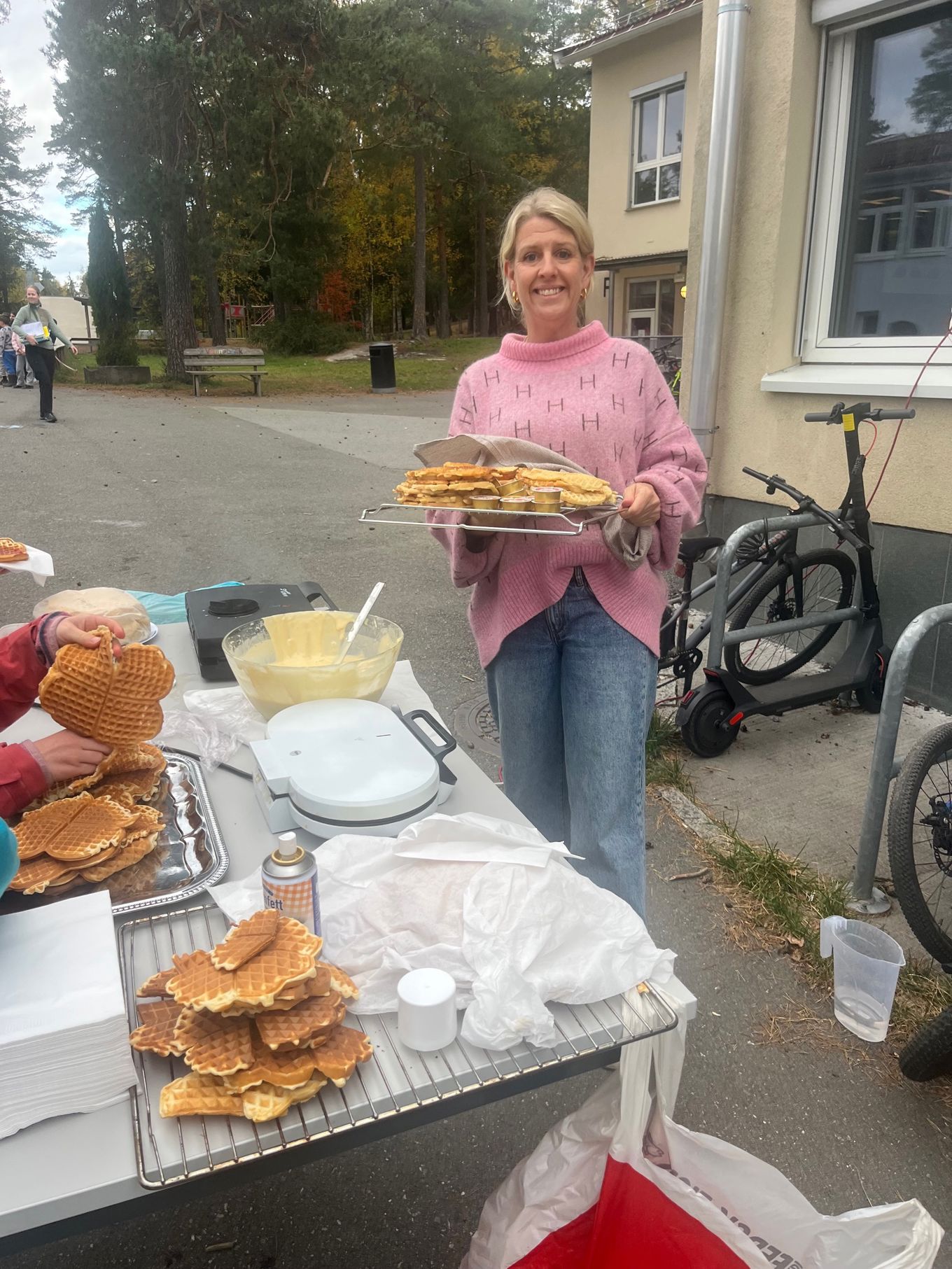 Foto: Anne Roland en person som holder en tallerken med mat