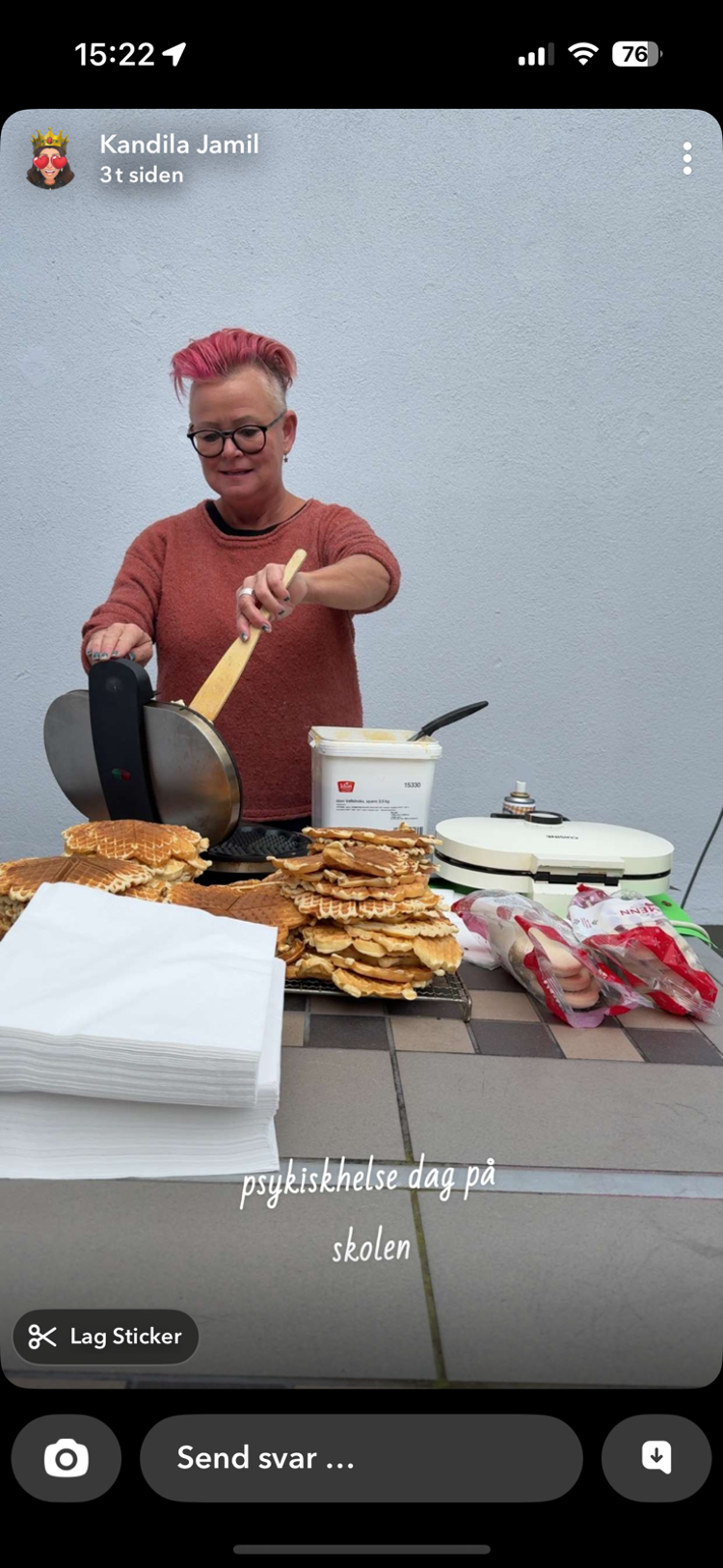 en person som lager mat en person som lager mat