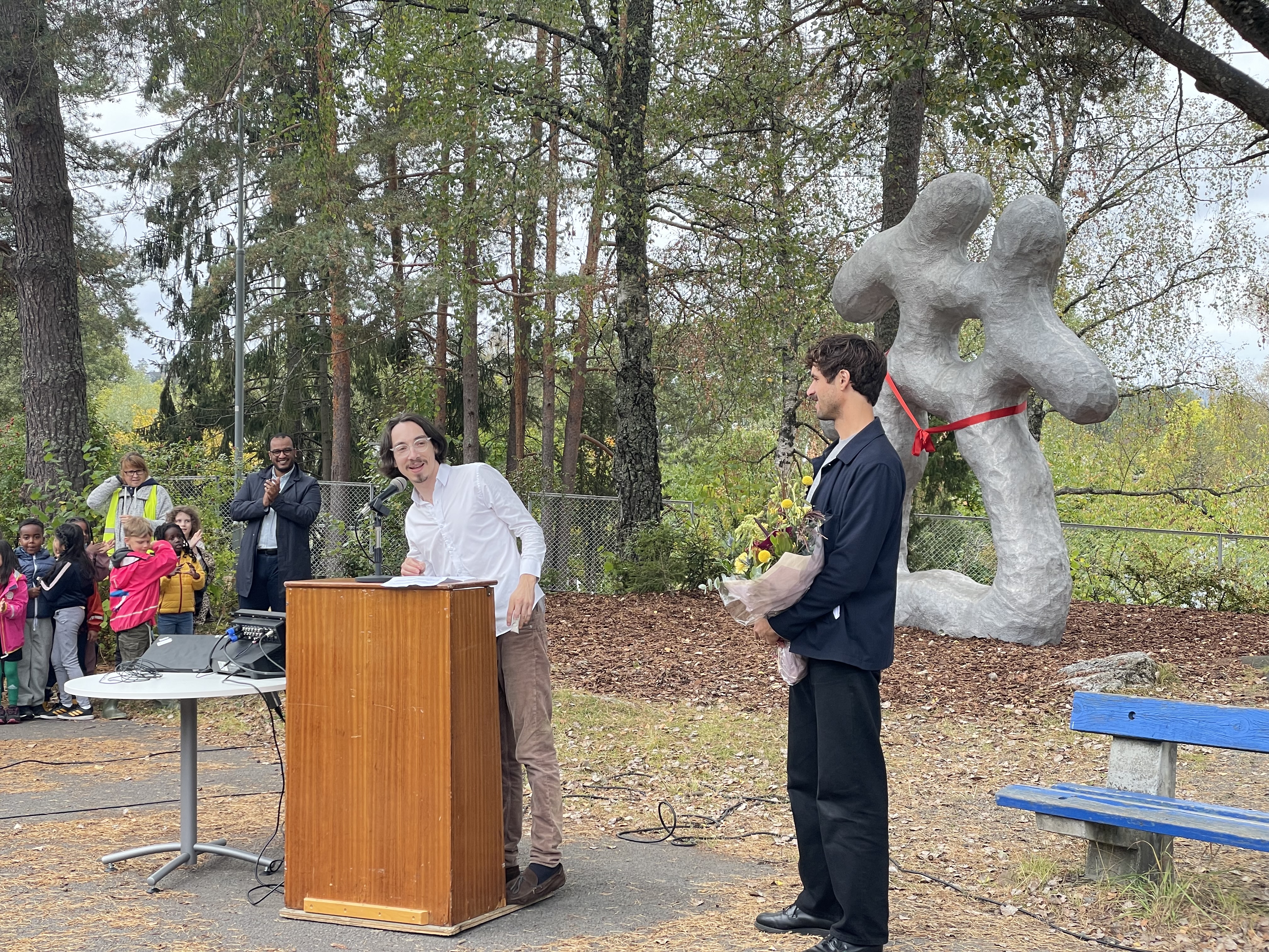 Sigve Knutson (t.h) mottar blomsterbukett