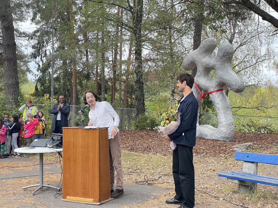 Sigve Knutson (t.h) mottar blomsterbukett