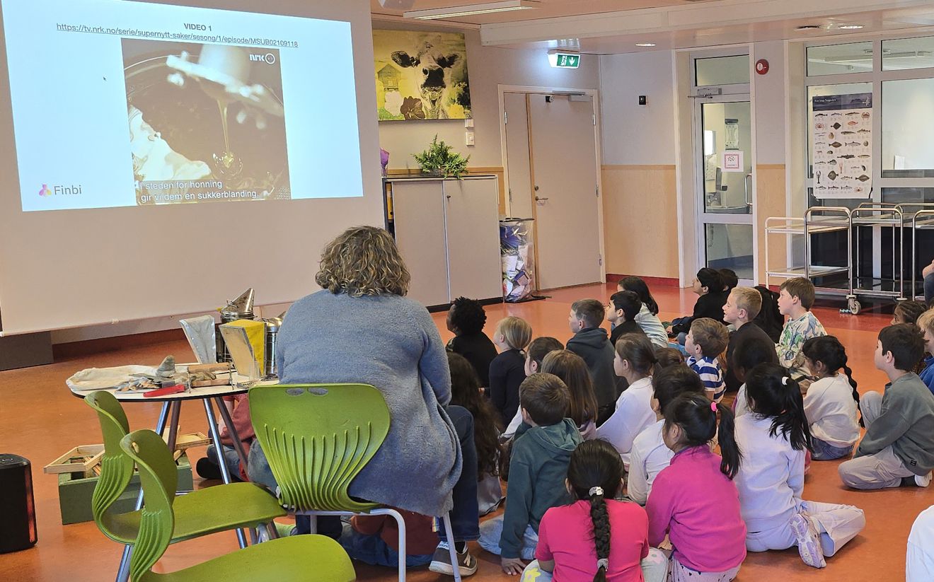 en gruppe mennesker som sitter i et rom en gruppe mennesker som sitter i et rom