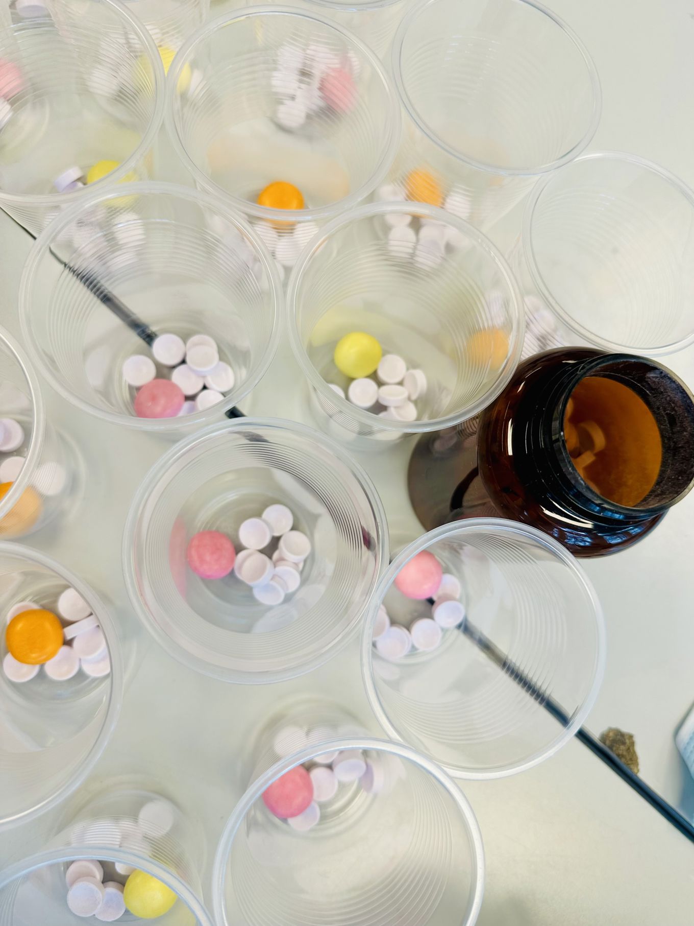 en gruppe beger med farget væske i