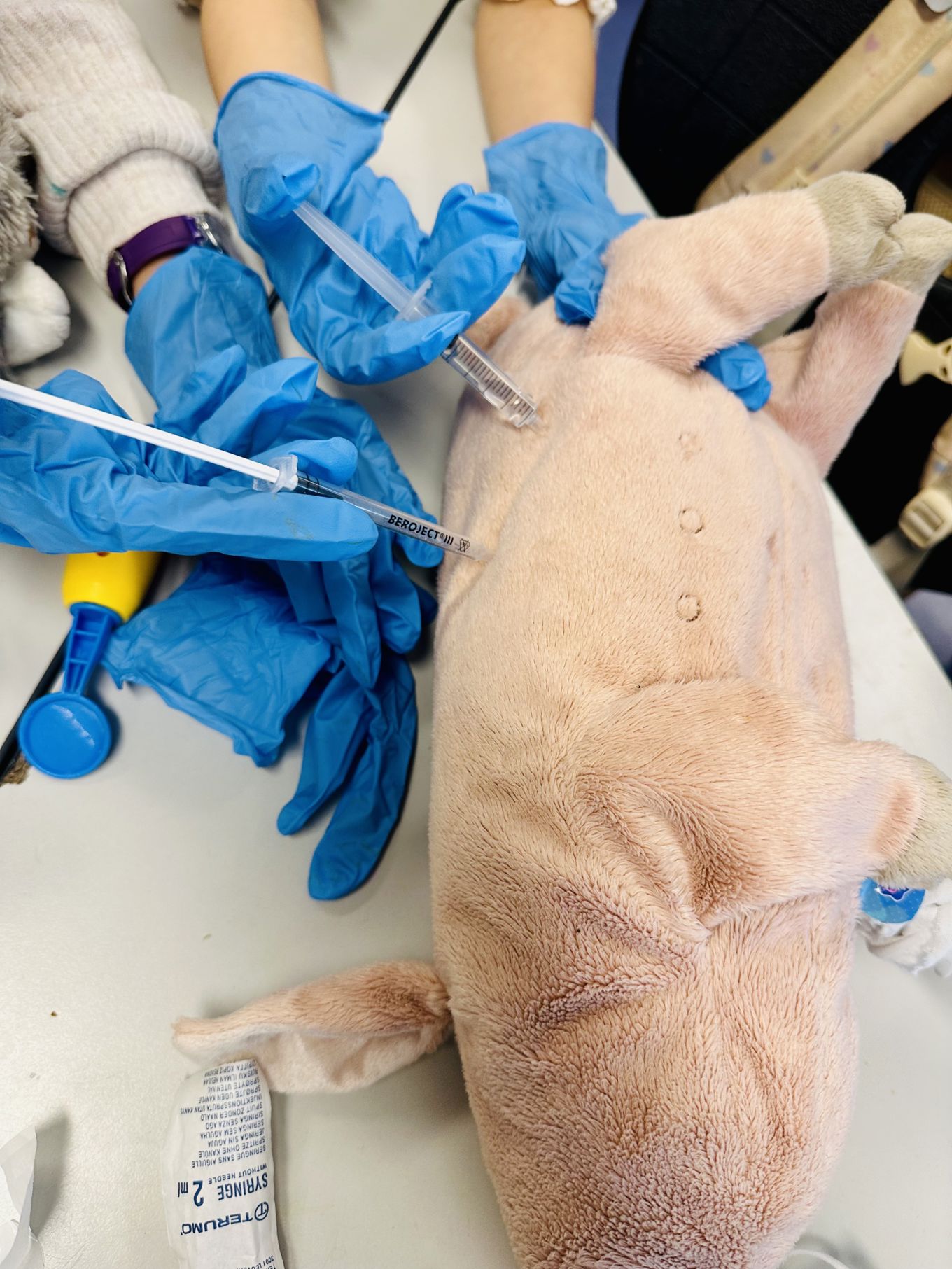 en person med hansker