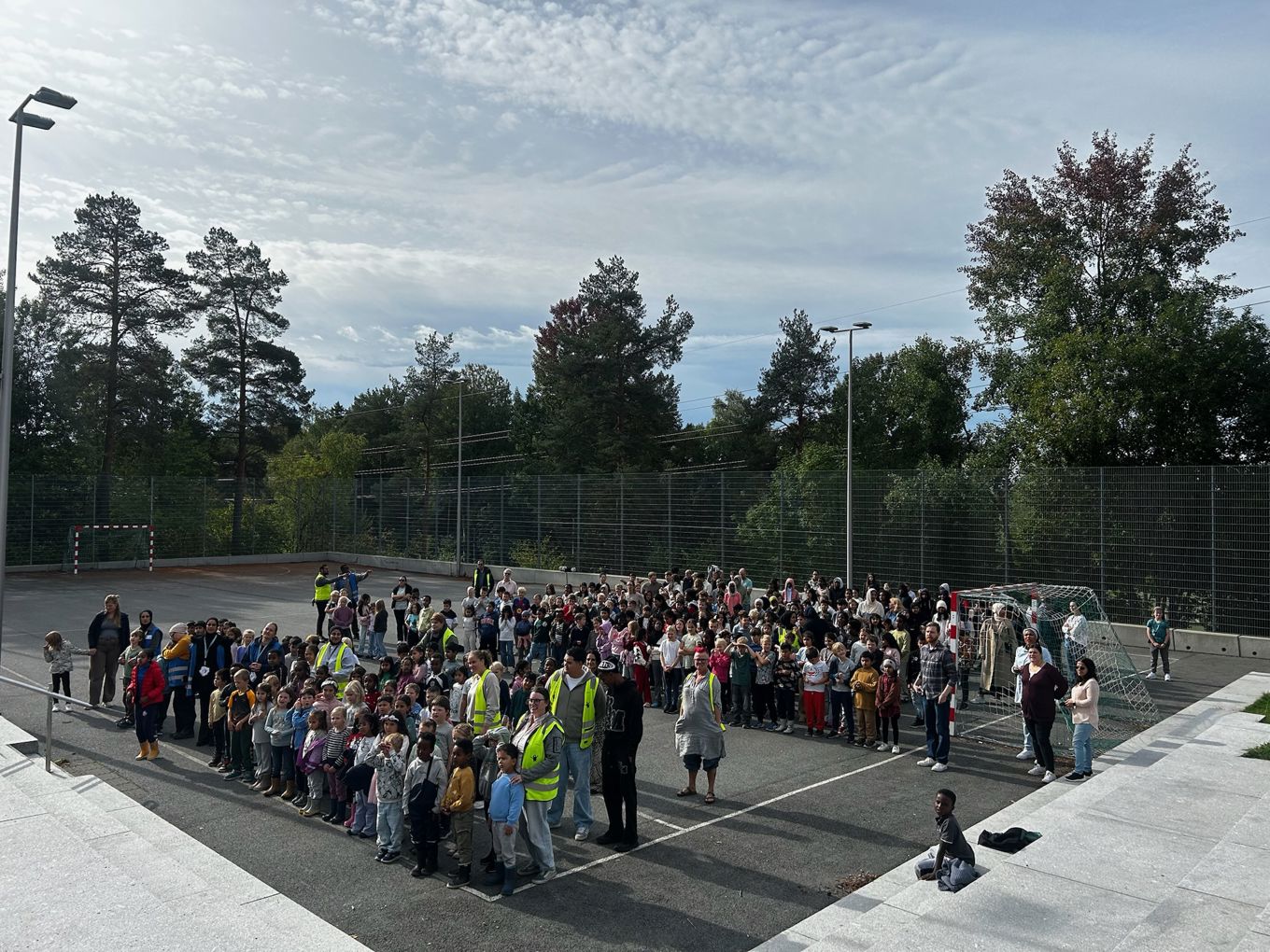 En mengde mennesker i en skatepark