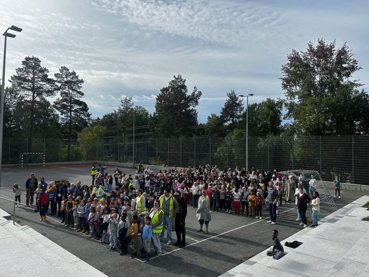 En mengde mennesker i en skatepark