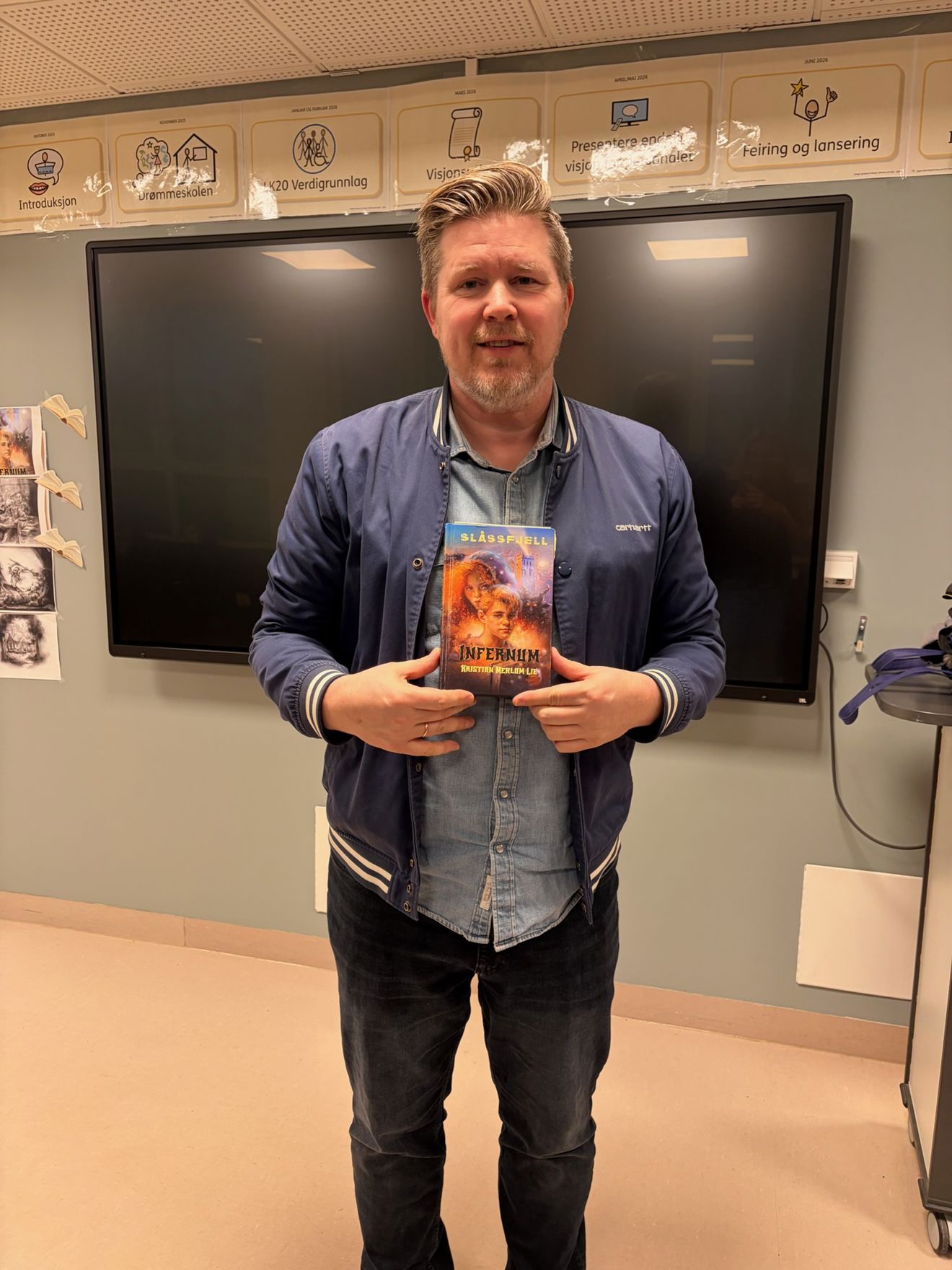 Foto: Elisabeth Larsen en person som holder en bok