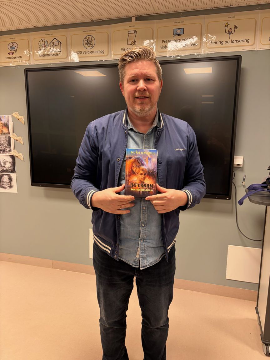 Foto: Elisabeth Larsen en person som holder en bok