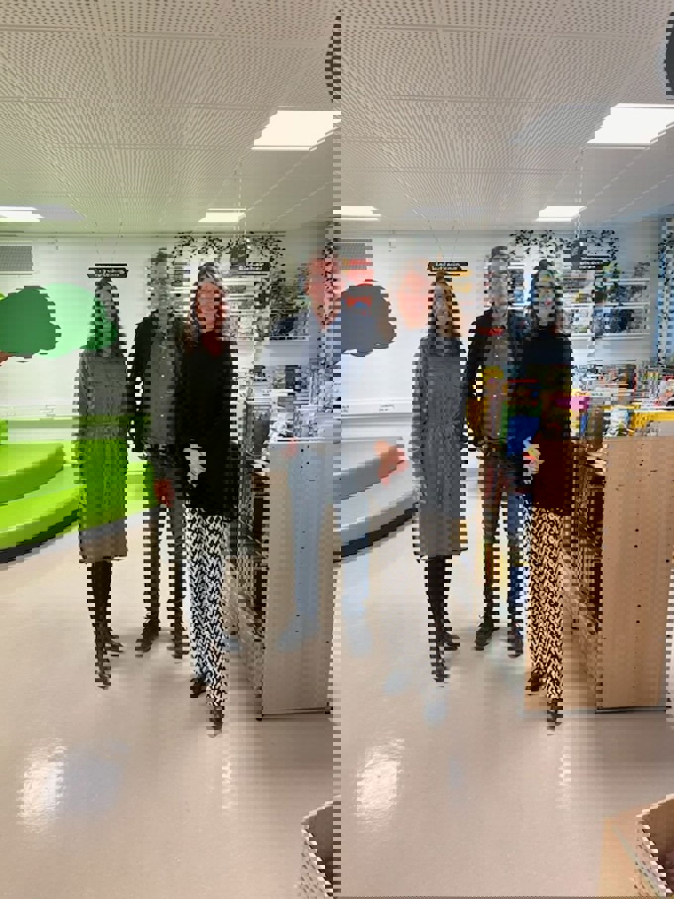 Rektor, ass rektor og byråd for utdanning oppstilt på biblioteket