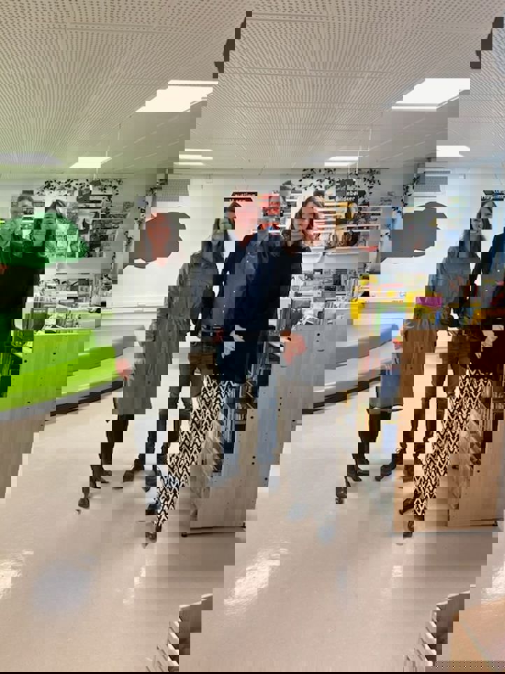 Rektor, ass rektor og byråd for utdanning oppstilt på biblioteket