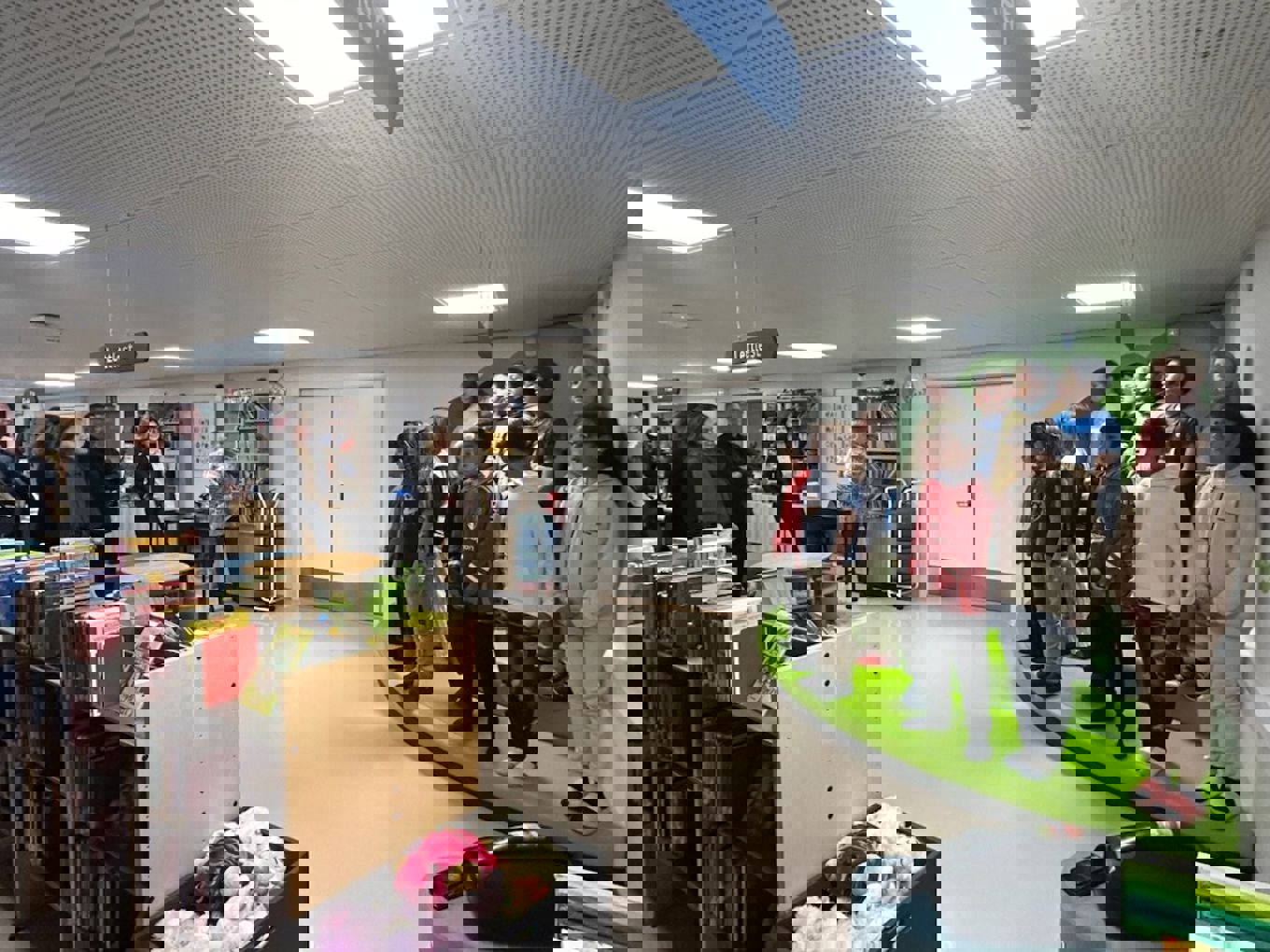 En gruppe personer i et bibliotek