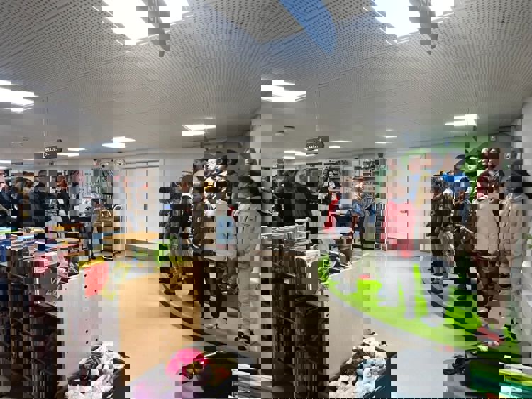 En gruppe personer i et bibliotek
