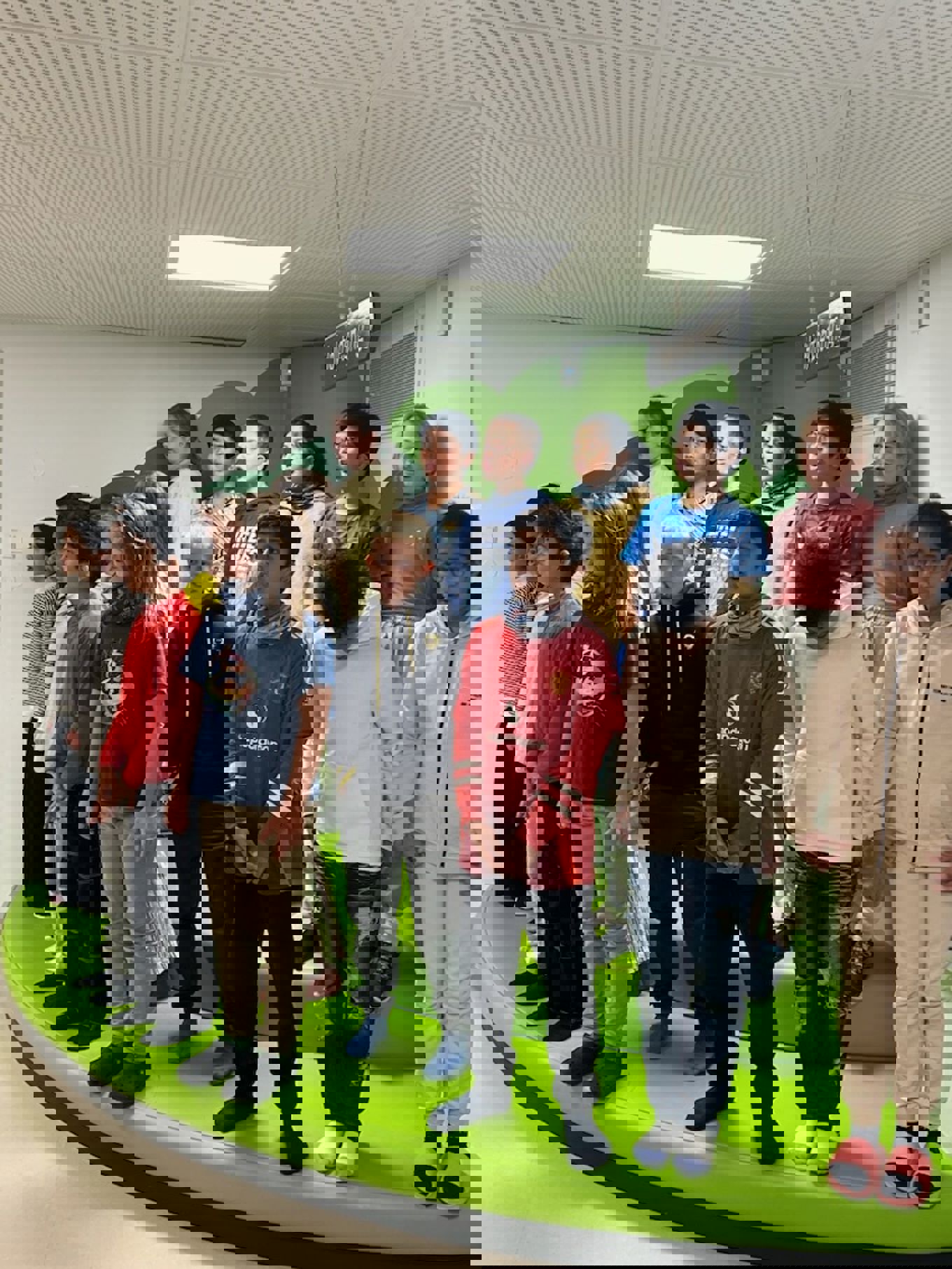 en gruppe mennesker som poserer for et bilde