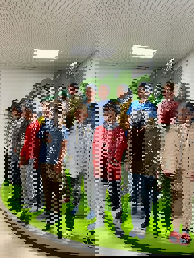 en gruppe mennesker som poserer for et bilde