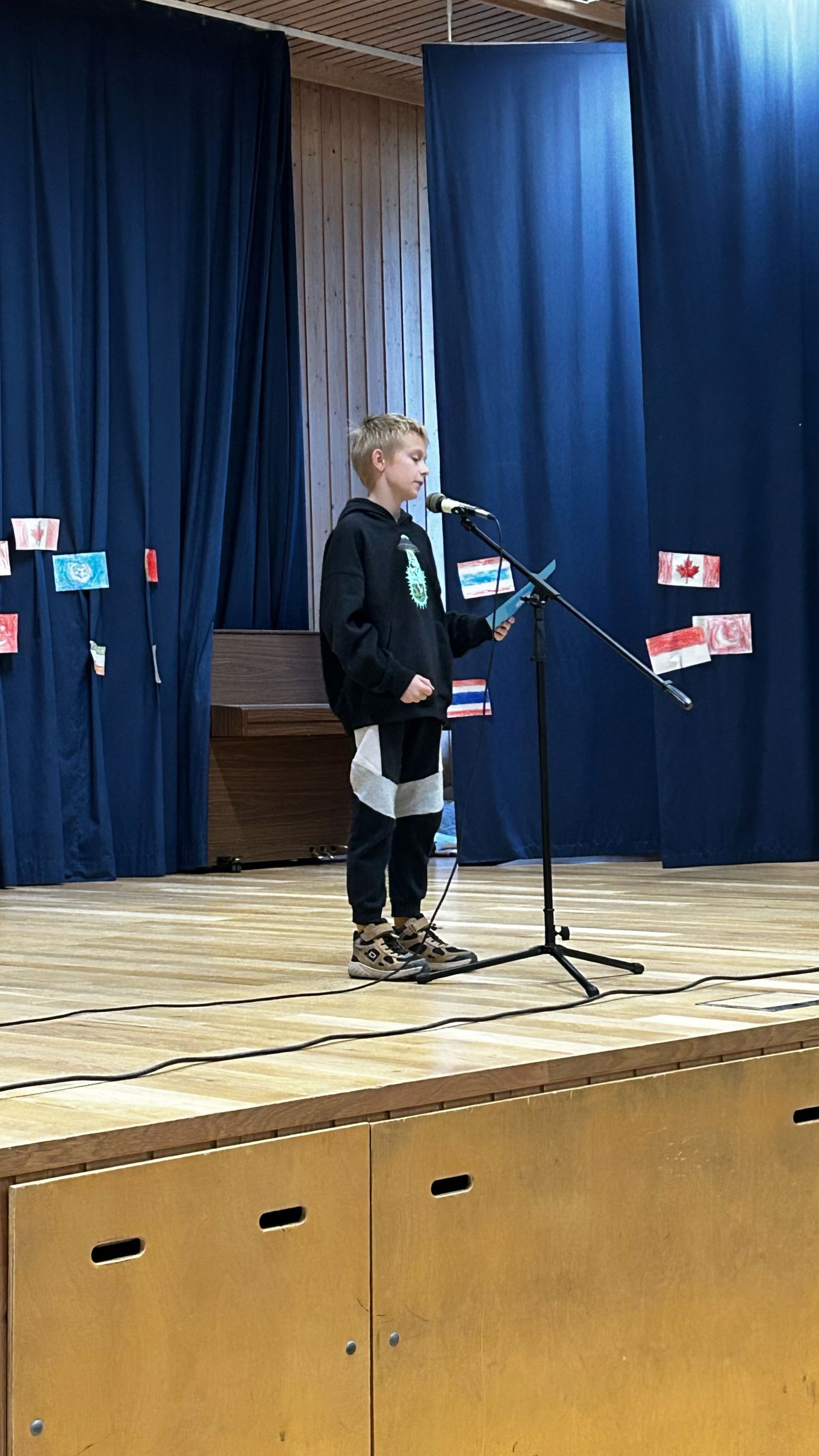 et barn som står på et podium