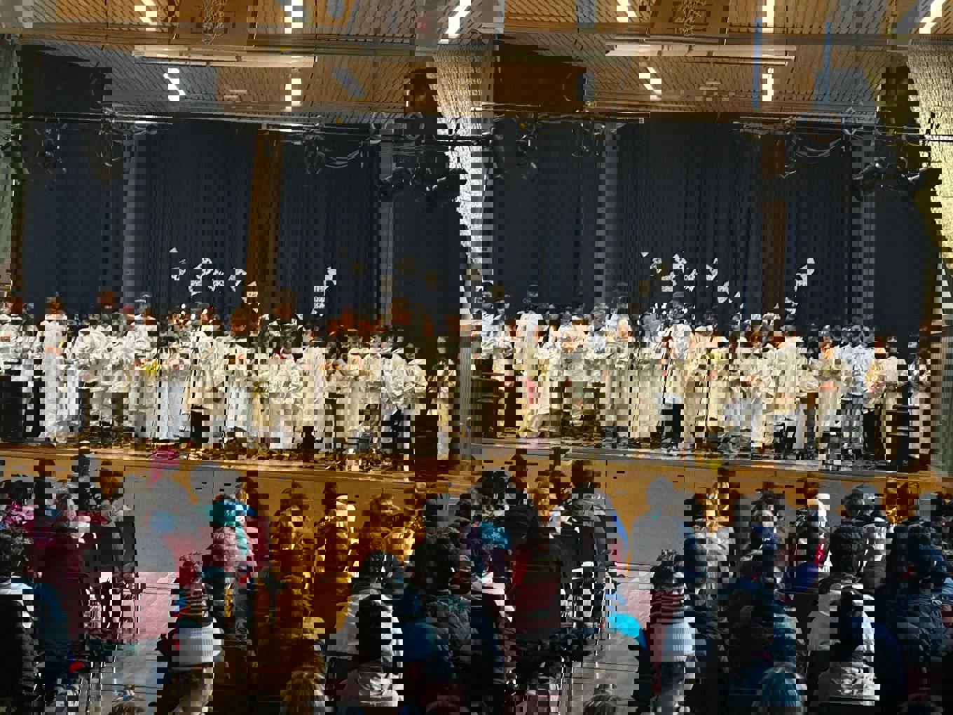 en gruppe mennesker som opptrer på en scene